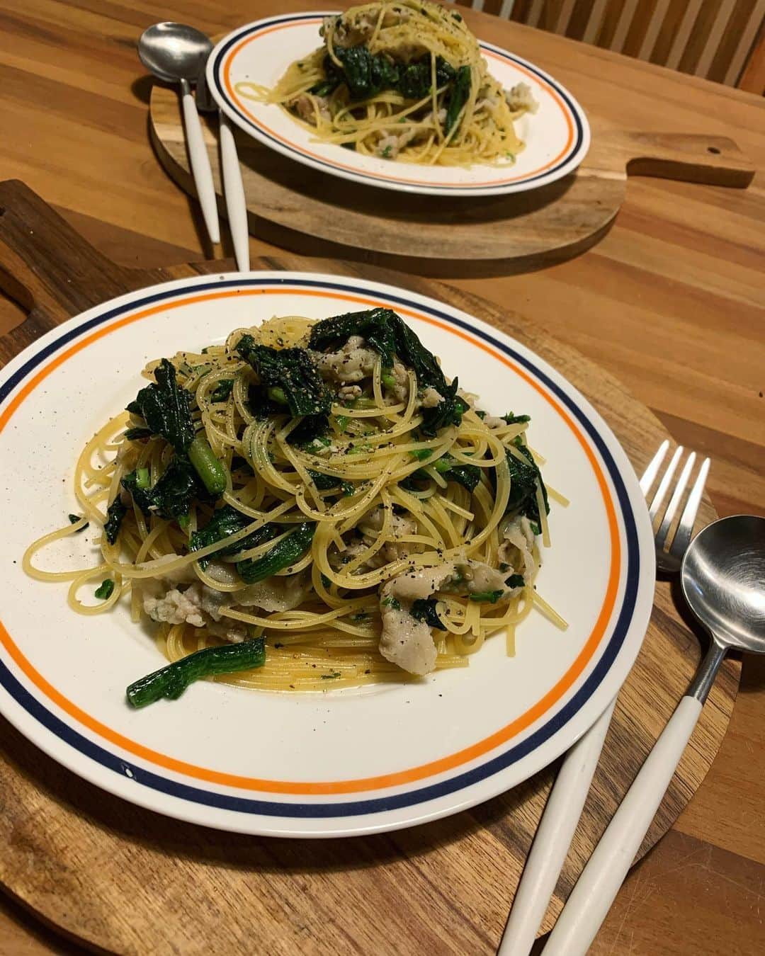 のインスタグラム：「早めの夕飯🌱 ͛.* ☆ 年末になってきてクリスマスにお正月とほんっと出費が凄いから冷蔵庫断捨離のようにあり物でパスタ😅👌豚バラとほうれん草とネギの和風パスタ👍 ☆ お弁当用に冷凍しておいたあれこれも使いらないと🧐 ☆ やっぱり換気扇は年末ギリギリか🤔色々段取り考えるわー🥸クリスマスからお正月ってえげつない食べるよね🤦🏽‍♀️太るわー😩今日も夜お腹すいたらコンブチャクレンズで調整します💪 ☆ #pasta #foodie#おうちカフェ#food#homemade#instafood#手料理#foodphoto#テーブルコーディネート#時短レシピ#ヘルシーメニュー#fooddaily#foodpic#foodstagram#おうちごはん#セリア#100キン#暮らし#節約レシピ#dinner#foodporm#vscofood#japanesefood#foodstyling#料理写真#夕飯#ワンプレート#愛情ご飯」