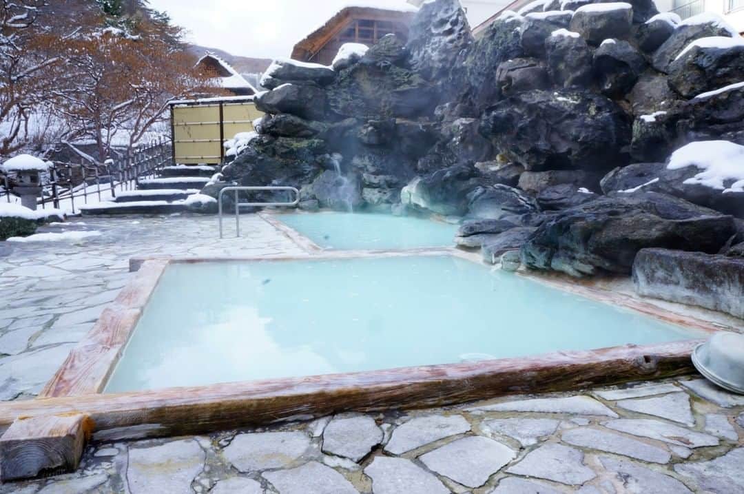 福島県さんのインスタグラム写真 - (福島県Instagram)「【高湯温泉】  福島駅から車で約30分、標高750mの吾妻連峰の中腹にあり、白濁の硫黄泉が秘湯の雰囲気を醸し出します。掛け流される湯量豊富な効能高い温泉で、このたび、「じゃらん人気温泉地ランキング2021」の満足度総合部門で3年ぶりに1位に輝きました！雪見風呂もおすすめです。  #高湯温泉 #福島市 #県北地方 #福島県 #fukushimacity #fukushima #traveljapan #futurefromfukushima #ふくしまからはじめよう #新しい生活様式からはじめよう」12月19日 17時15分 - realize_fukushima