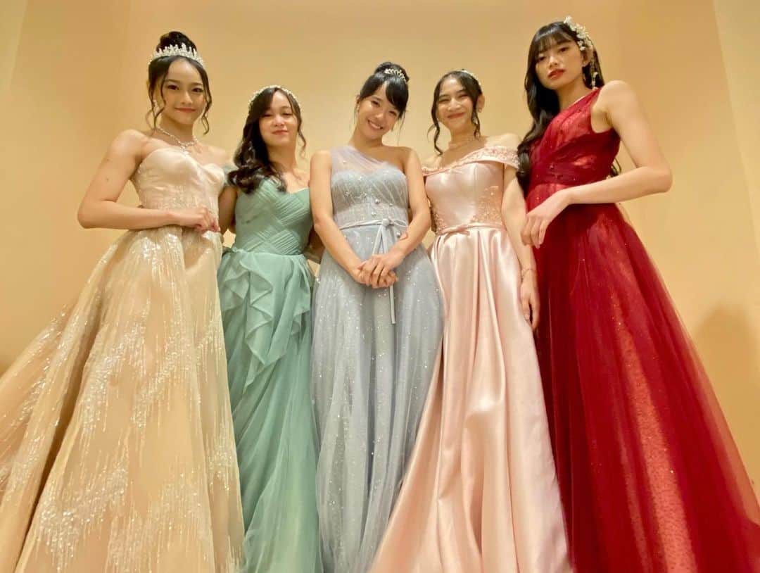 ロナ・アングラエニさんのインスタグラム写真 - (ロナ・アングラエニInstagram)「Di bawah langit warna musim semi Kau akan memulai perjalanan seorang diri Seperti mimpi yang pernah terlihat Di depan membentang jalan yang panjang  Kenangan hari-hari berseragam Meresap jauh ke dalam memori saat ini Berubah menjadi bentuk yang baru Mengawasi punggung disaat itu  Waktu kamu menoleh khawatir Dan mencoba untuk memaksakan tersenyum Air mata yang jatuh di pipimu Period yang dibutuhkan untuk dewasa  Mari menjadi pohon sakura yang abadi Aku tak akan bergerak slangkahpun dari sini Meskipun nanti kamu tersesat dalam jalan hati Ku akan berdiri agar kau mengerti cinta sejati」12月19日 17時16分 - jkt48rona