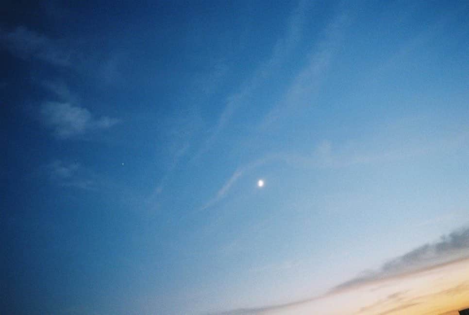 杉咲花のインスタグラム：「ある日の空、 きれいなお月さん。」