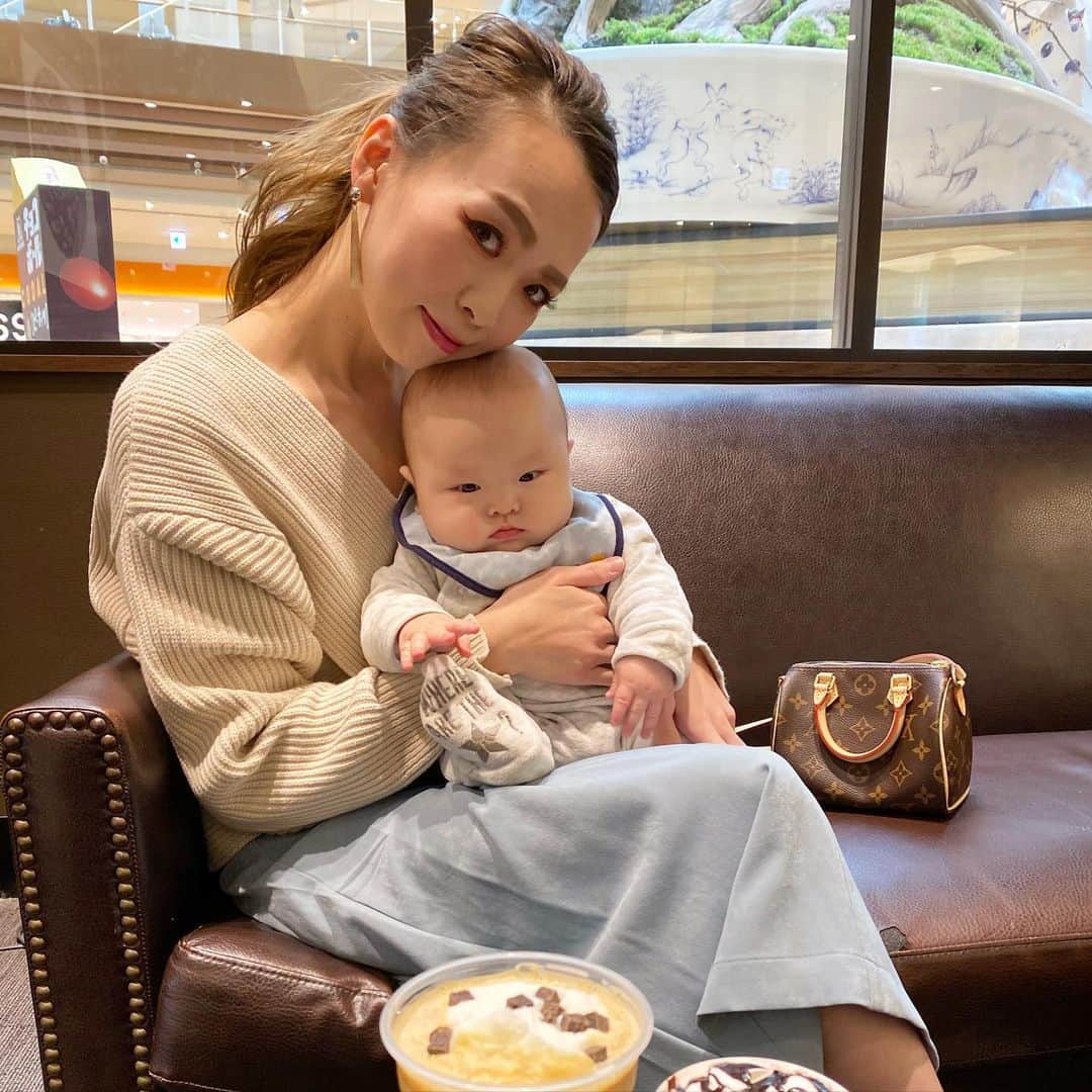 Lisaのインスタグラム：「貰ったbag持って近所のスタバ☕️💗  #最近はリサーチしてカスタムしたホットドリンク飲むのにハマってます #👨🏻はチョコチップ砕かずお願いしますってオーダーしてたそんなん出来んの初めて知ったやん😮 #こちょこちょのリアクション可愛すぎて何回もやっちゃう👶🏻🥺」
