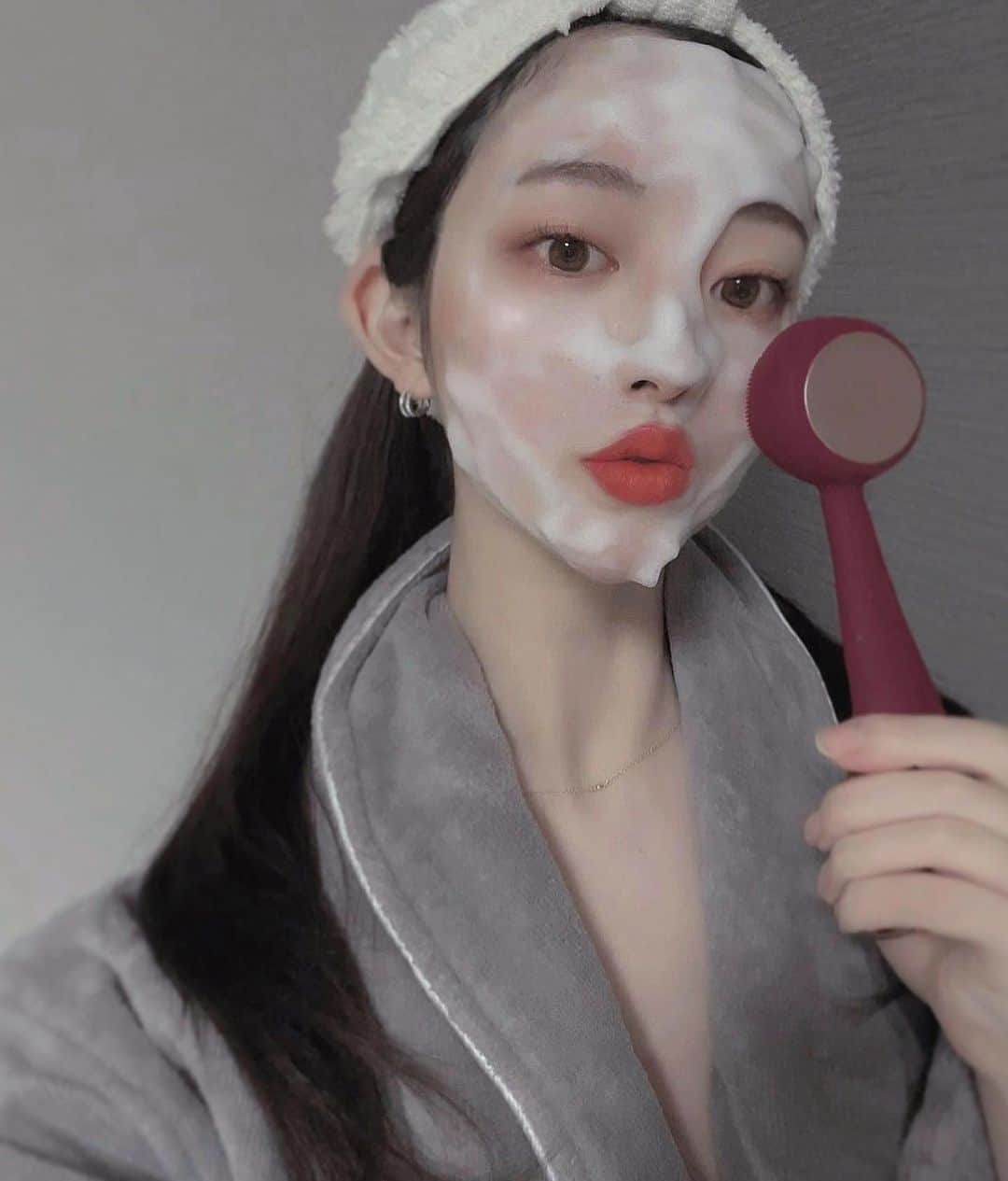 natsu_772のインスタグラム：「PMD Clean Pro @pmdbeauty_jp  皆様ご存知とは思いますが洗顔は【擦らない】が 基本ですよね☺️洗顔ブラシを使うと手で洗うより 摩擦を避けられるのでとってもオススメ💓  @selectclinic でレーザートーニングを 続けているのでいつも 肌の負担にはかなり注意を払っています☝️  そのおかげでどんどんトーンアップ してきていて嬉しい🥺  洗顔前に、たっぷりの泡でクルクルして 汚れを落としてぬるま湯で流します〜  洗いすぎは乾燥してしまうので 使用は必ず1分〜3分以内にしてください〜♡  洗顔は大切✨🥚  #ヤーマンプロ #ヤーマン  #ヤーマン美顔器  #pmdpro  #PMDCLEAN #毛穴ケア #洗顔#洗顔ブラシ  #スキンケア#肌管理#肌ケア  #美肌#美肌ケア #美肌作り  #selectclinic#セレクトクリニック #レーザートーニング#肌治療 #美肌レーザー」