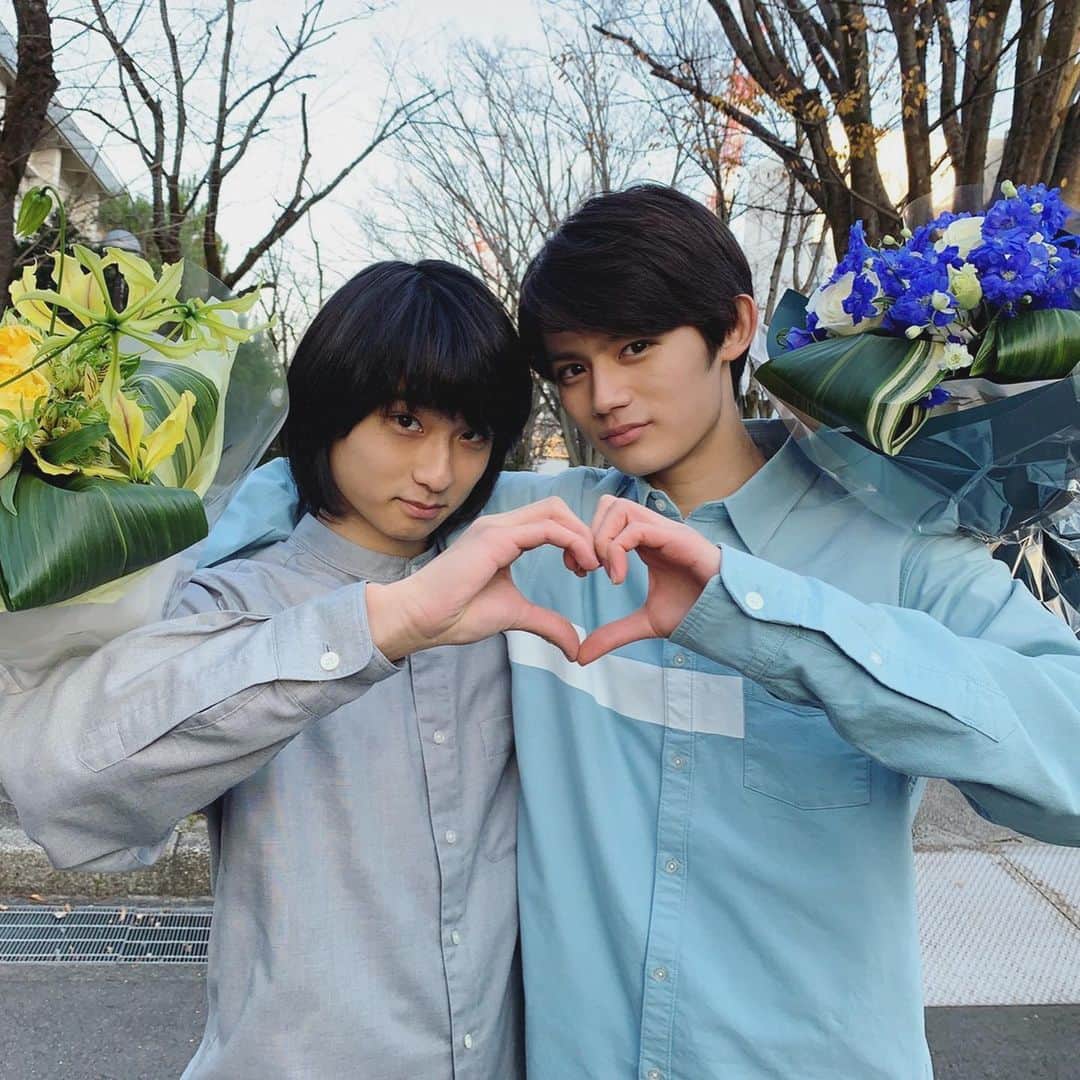 【公式】金曜ドラマ『恋する母たち』さんのインスタグラム写真 - (【公式】金曜ドラマ『恋する母たち』Instagram)「㊗️クランクアップ㊗️  林大介役の奥平大兼さん💕 石渡研役の藤原大祐さん💕 大学生になったシーンでアップでした‼️ 研ちゃんは驚異の巻き返しで東大生に！笑 大介くんも与論から戻ってきて、将来はお父さん以上の小説家😳⁉️とにかく仲良しな息子たちでしたー💕 俺たちカップルだから❤️と研ちゃんからノリノリのツーショット😆✨  蒲原繁秋役の宮世琉弥さん💕 繁秋くんは、繁樹さんとのシーンでアップ！ 普段は仲良しの玉置さんに見送られて嬉しそうでした☺️まんじゅうこわいのMV、ライブシーンもとてもかっこよかったですよね😆❤️  蒲原奈々役の茅本梨々華さん💕 ママなんて嫌い！とお父さんの味方をする姿には胸が締め付けられました😭 毎回、挨拶をきちんとし礼儀正しく、しっかり者の梨々華ちゃんでした🐰  石渡綾子役の夏樹陽子さん💕 お買い物チャンネルの現場でまりさんに見送られながらアップされました！綾子さんが映ると画面がとても華やかに見えました✨いつまでもお綺麗で尊敬です😭‼️  石渡慎吾役の渋川清彦さん💕 息子の研ちゃんに見送られアップ！突然息子を置いて失踪したにも関わらず、息子と暮らす運命とは…。そして、杏さんと慎吾さんのシーンはとても切ない気持ちになりましたね😌  皆さん、本当にお疲れ様でした✨ どうもありがとうございました🙇‍♀️‼️  #tbs #金曜ドラマ #恋する母たち #こいはは #だめキュン #こいははロスに #ちょい足しこいはは」12月19日 17時29分 - koihaha_tbs