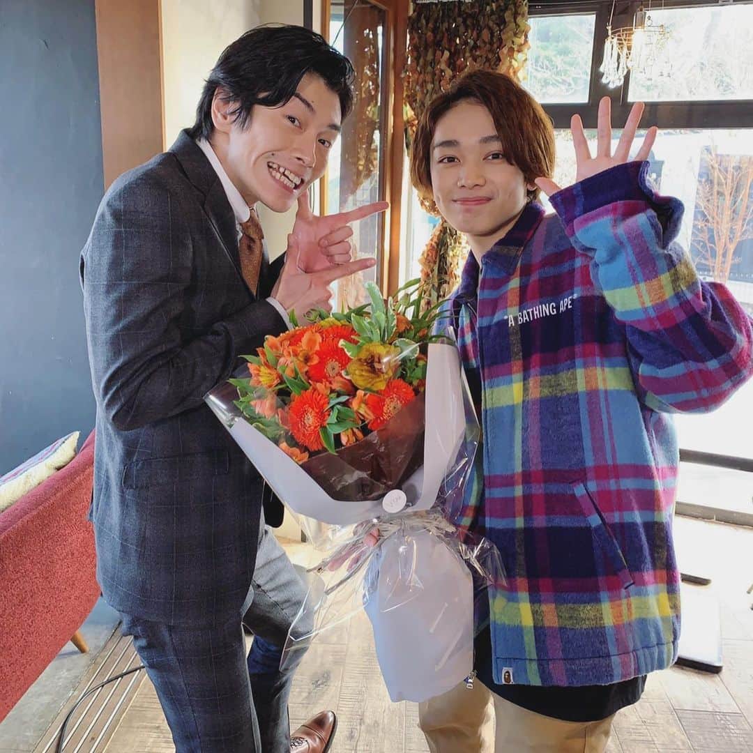 【公式】金曜ドラマ『恋する母たち』さんのインスタグラム写真 - (【公式】金曜ドラマ『恋する母たち』Instagram)「㊗️クランクアップ㊗️  林大介役の奥平大兼さん💕 石渡研役の藤原大祐さん💕 大学生になったシーンでアップでした‼️ 研ちゃんは驚異の巻き返しで東大生に！笑 大介くんも与論から戻ってきて、将来はお父さん以上の小説家😳⁉️とにかく仲良しな息子たちでしたー💕 俺たちカップルだから❤️と研ちゃんからノリノリのツーショット😆✨  蒲原繁秋役の宮世琉弥さん💕 繁秋くんは、繁樹さんとのシーンでアップ！ 普段は仲良しの玉置さんに見送られて嬉しそうでした☺️まんじゅうこわいのMV、ライブシーンもとてもかっこよかったですよね😆❤️  蒲原奈々役の茅本梨々華さん💕 ママなんて嫌い！とお父さんの味方をする姿には胸が締め付けられました😭 毎回、挨拶をきちんとし礼儀正しく、しっかり者の梨々華ちゃんでした🐰  石渡綾子役の夏樹陽子さん💕 お買い物チャンネルの現場でまりさんに見送られながらアップされました！綾子さんが映ると画面がとても華やかに見えました✨いつまでもお綺麗で尊敬です😭‼️  石渡慎吾役の渋川清彦さん💕 息子の研ちゃんに見送られアップ！突然息子を置いて失踪したにも関わらず、息子と暮らす運命とは…。そして、杏さんと慎吾さんのシーンはとても切ない気持ちになりましたね😌  皆さん、本当にお疲れ様でした✨ どうもありがとうございました🙇‍♀️‼️  #tbs #金曜ドラマ #恋する母たち #こいはは #だめキュン #こいははロスに #ちょい足しこいはは」12月19日 17時29分 - koihaha_tbs