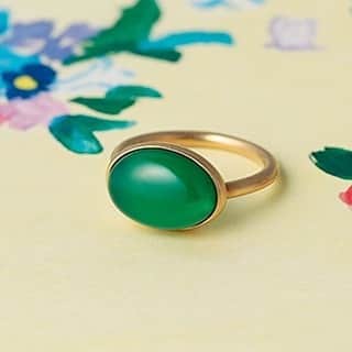 集英社FLAG SHOP（フラッグショップ）さんのインスタグラム写真 - (集英社FLAG SHOP（フラッグショップ）Instagram)「＼インスタライブ配信決定／2021年上半期をかよムーンが語り尽くす！守護龍占い2021年上半期の運気ライブ解説✨﻿ ﻿ @happyplusstoreのアカウントにて﻿ @kayo.moonさんをお招きして﻿ 「かよムーンの守護龍占い 2021年上半期の運勢」に﻿ 合わせて来年の運気とジュエリーの魅力を語ります！﻿ ﻿ 当日はかよムーンさんがリアルタイムに﻿ 質問に回答するコーナーもご用意。﻿ 運気が気になる方はマストチェック！﻿ ﻿ 事前に自分が何龍🐉かチェックしておくことで﻿ インスタライブ がもっと楽しくなります✨✨﻿ 詳しくはストーリーをチェック！﻿ ﻿ 〜タイムスケジュール〜﻿ ※時間は前後する可能性がございます。﻿ ﻿ ◆20:00〜20:15﻿ 2021年全体運の説明など﻿ ﻿ ◆20:15〜20:25﻿ 白龍星の運気について﻿ ﻿ ◆20:25〜20:35﻿ 黄龍星の運気について﻿ ﻿ ◆20:35〜20:45﻿ 紫龍星の運気ついて﻿ ﻿ ◆20:45〜20:55﻿ 桃龍星の運気について﻿ ﻿ ◆20:55〜21:05﻿ 青龍星の運気について﻿ ﻿ ◆21:05〜21:15﻿ 黒龍星の運気について﻿ ﻿ 盛りだくさんでお届けします！！！！！﻿ ﻿ #占い #占い師 #かよムーン #守護龍占い #2021年守護龍占い #占いインスタライブ  #ハピスト #おしゃれさんと繋がりたい  #アラフォーファッション  #ハッピープラスストア #happyplusstore」12月19日 17時30分 - happyplusstore