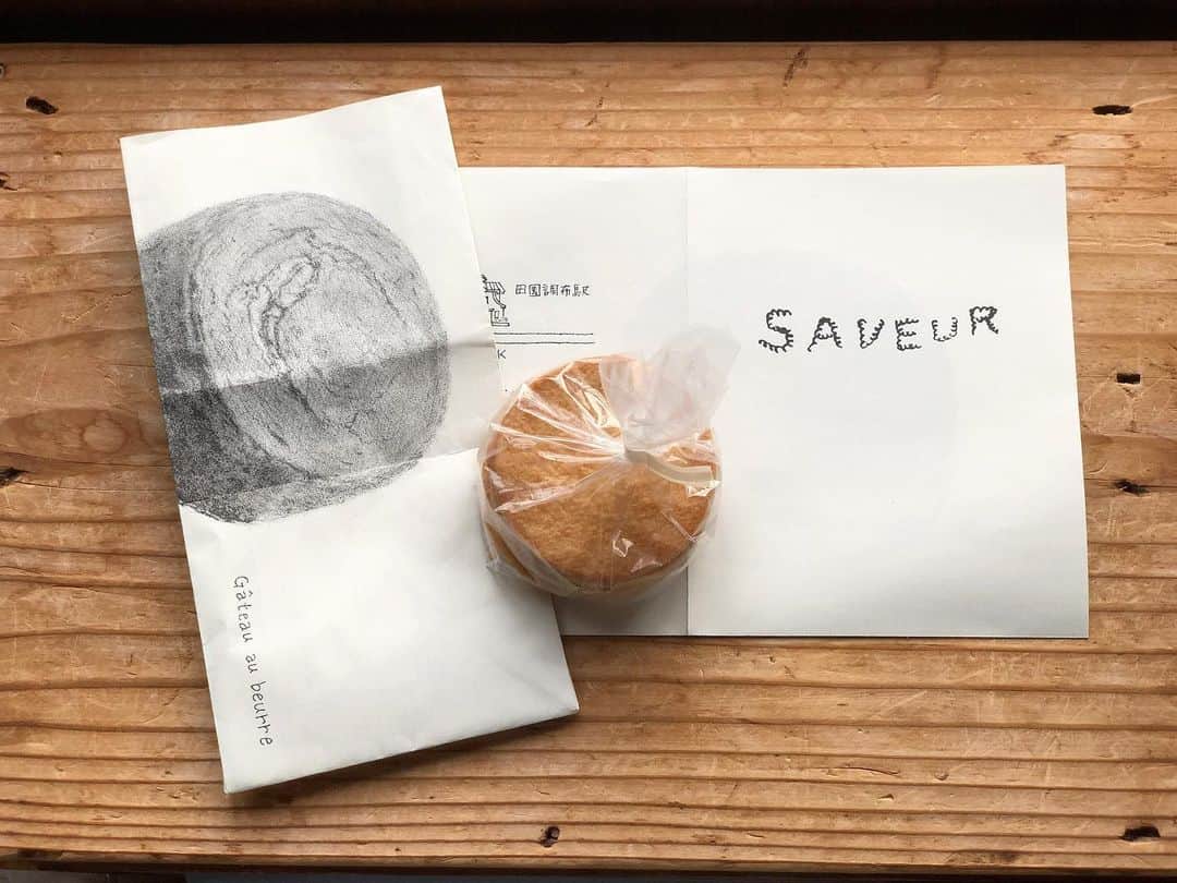 甲斐みのりさんのインスタグラム写真 - (甲斐みのりInstagram)「YAECAの洋菓子店「SAVEUR」の、 ガトー・ア・ラ・クレームと ガトー・オ・ブール。 それからサブレ。 どれも素朴でほっとする味。 牧野伊三夫さんによる包み紙も大切に。  #菓子菓子菓子　 #お菓子の包み紙いろいろ」12月19日 17時30分 - minori_loule