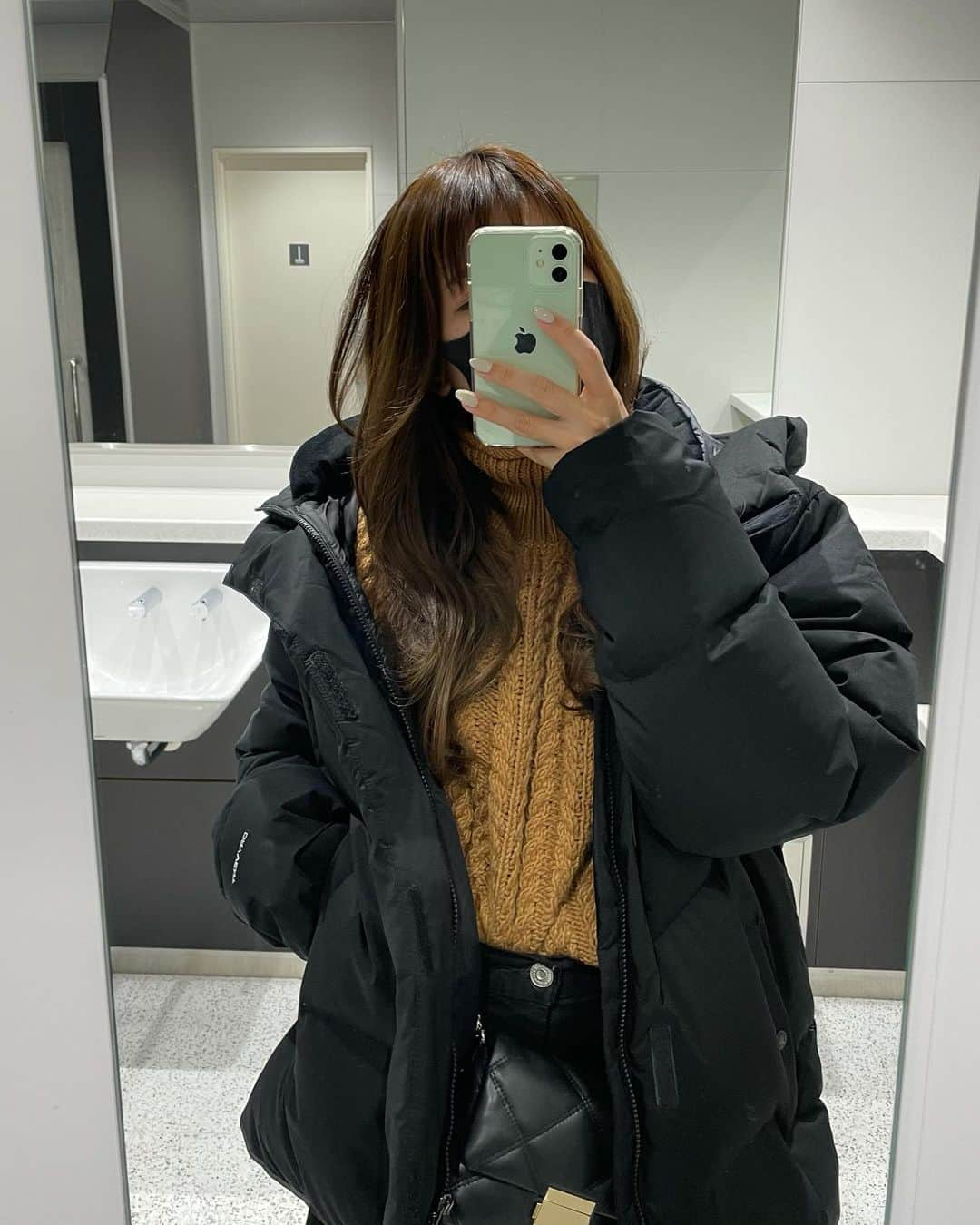 ななぴさんのインスタグラム写真 - (ななぴInstagram)「私服♥︎ノースのダウンやっぱりあったかい〜☃️ スノボ行く時も重宝しそう🏂 今シーズンたくさん滑りたいな〜！🔥  これから私服も載せていこうと思います♥︎  outer : @thenorthfacejp  tops : @hm pants : @moussyofficial  shoes : @converse_jp  bag : @hm   このニットやっぱ可愛い🧶 h&mのニットかわええ！！！結構たくさん着てる。 ユニクロとかGUよりH&Mのが好き♥︎🤭  #私服 #hmニット　#チャンキーニット　#ハイネック #ハイネックニット　#ブラウンニット　#ニットコーデ　#ノースフェイス　#ダウンジャケット #ダウン　#ノースフェイスダウン　#スキニーコーデ　#黒スキニー　#コンバース　#コンバースコーデ　#ロングヘアコーデ　#ootd #outfit #ノースダウン　#ノースフェイスコーデ  #hmニット　#シンプルコーデ」12月19日 17時38分 - __nanapgram__