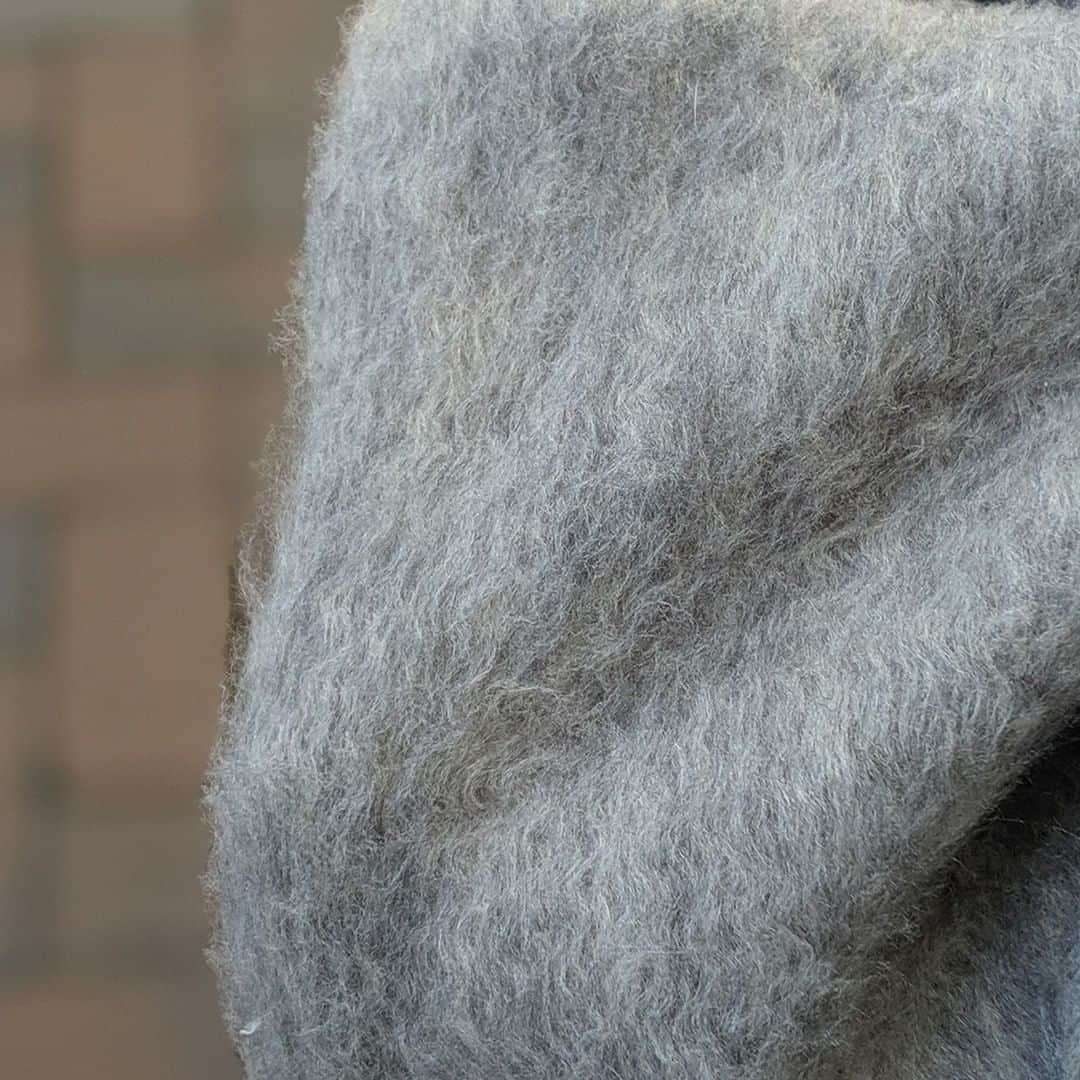 Factelier(ファクトリエ)さんのインスタグラム写真 - (Factelier(ファクトリエ)Instagram)「【暖かくて使いやすい。この季節に手放せなくなるトレーナー】  冬の大人気シリーズ「もちはだ」の「トレーナー」は、機能性と着心地の良さを兼ね備えた優れもの。  まるで毛布に包まれているかのような暖かさ…。 一度着ると手放せなくなること必至です。  この暖かさの秘密は「ふわふわの起毛」。 ワシオが独自に開発した特許製法「もちはだ・ワシオ式起毛」は、通常の起毛と違い「2重の空気層」を作ることで、抜群の保温力があります。  ユニセックスですので、プレゼントとしてもおすすめです。 是非、チェックしてみてくださいね。  ー語れるもので日々を豊かにー ファクトリエはメイドインジャパンの工場直結ファッションブランドです。 職人の情熱と最高の技術がつまった、人に語りたくなるものを長く大切に使ってもらいたい、そんな想いと共に語れる本物をお届けします。  ⇓アカウントはこちら⇓ @factelier . . #ファクトリエ #factelier	#メイドインジャパン #ベーシック	#ベーシックコーデ	#シンプルファッション #シンプルコーディネート #大人コーディネート #大人ファッション	#大人スタイル #大人カジュアルスタイル #きれいめファッション #きれいめカジュアル	#きれいめスタイル	#防寒グッズ #防寒対策 #もちはだ	#ワシオ #起毛	#冷え対策 ＃冷え性対策 #肌ざわり #肌触り抜群 #ユニセックスコーデ  #プレゼントにおすすめ #プレゼントに #プレゼントに最適 #良いものを長く #クラフトマンシップ #語れるもので日々を豊かに」12月19日 17時39分 - factelier