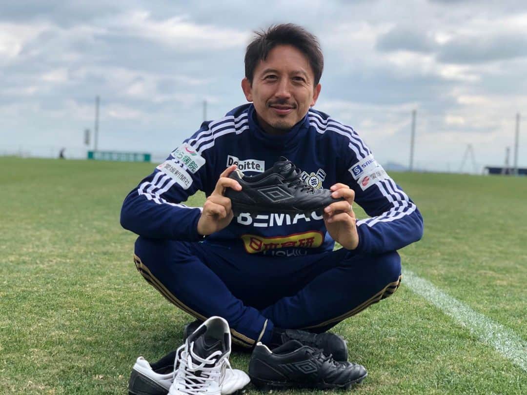 橋本英郎さんのインスタグラム写真 - (橋本英郎Instagram)「【感謝】 1年間、人工芝でも天然芝でも共に頑張ってくれました！  ラスト1試合  一緒に戦ってもらいます！  #umbro  #fc今治  #アンブロ  #感謝」12月19日 17時54分 - hideohashimoto