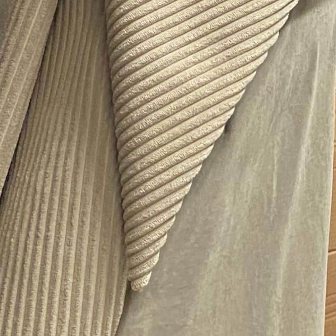 コレクションプリヴェのインスタグラム：「Details from new FW 21-22 via @massbizzi #collectionpriveeofficial  • • • • #newcollection #palette #mood #fw2122 #velvet #silk #fanbrics #madeinitaly #italianstyle #fashionista #womenswear #rtw #totallook」