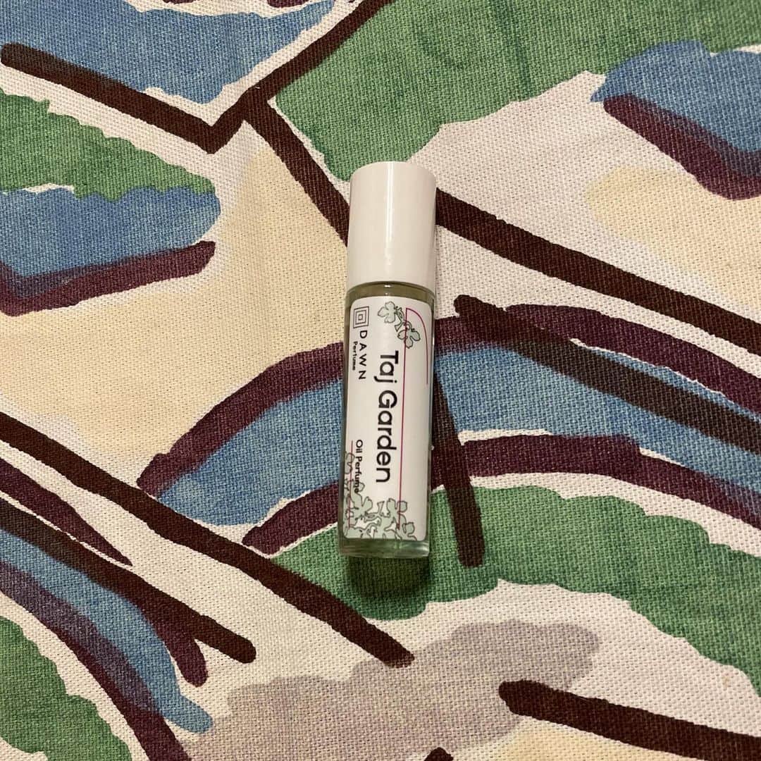 松田青子さんのインスタグラム写真 - (松田青子Instagram)「植物とか野原が好きなんですけど、今年びっくりしたのは自分に草アレルギーがあったことですね。この香水、ただただ草！　めちゃくちゃ草！って感じでありがたい🌿🌱🍀」12月19日 17時47分 - matsudaoko