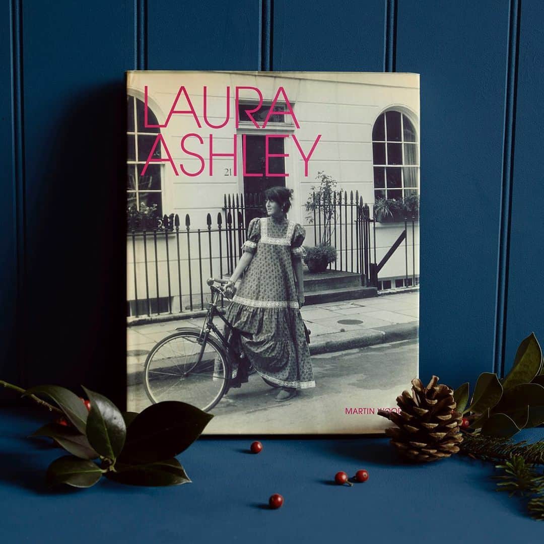 ローラアシュレイさんのインスタグラム写真 - (ローラアシュレイInstagram)「THE LAURA ASHLEY CHRISTMAS GIVEAWAY 🎁 Swipe to see what’s inside our final festive stocking…  For our final giveaway prize we’re giving you the chance to win a copy of ‘Laura Ashley’ by Martin Wood. This beautiful book acts as an iconic historic document, showcasing the journey of the brand over the past 60+ years.   To enter, simply: 1. Follow @lauraashleyuk 2. Like this post 3. Share your favourite Laura Ashley memory in the comments below  For extra entries, tag your friends in the comments!  #BringingChristmasHome   T&Cs apply. UK only. Competition ends at 23:59 GMT on 21/12/20. 1 winner will be announced on 22/12/20.」12月19日 17時48分 - lauraashleyuk