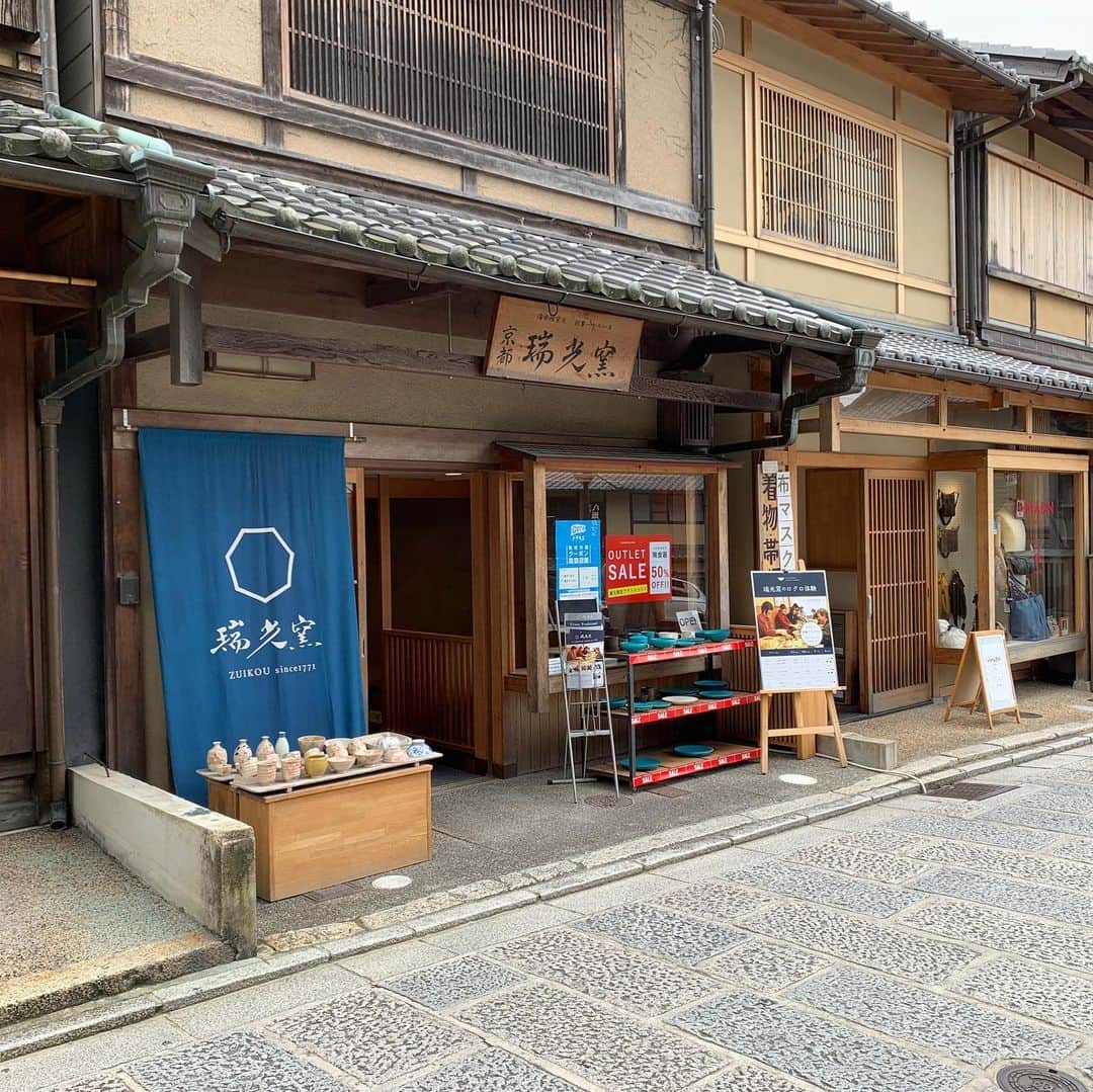 澤田亜紀さんのインスタグラム写真 - (澤田亜紀Instagram)「瑞光窯で作ったカップが完成🙌✨ 小学校時代の友人と共に、小学校時代の友人に手ほどきを受けながらいい物ができました☺️ #瑞光窯 #うつわ作り体験  #陶芸体験 #清水寺 #京都観光  #京都女子大学附属小学校 #友達歴長め」12月19日 17時49分 - aki_sawada_107