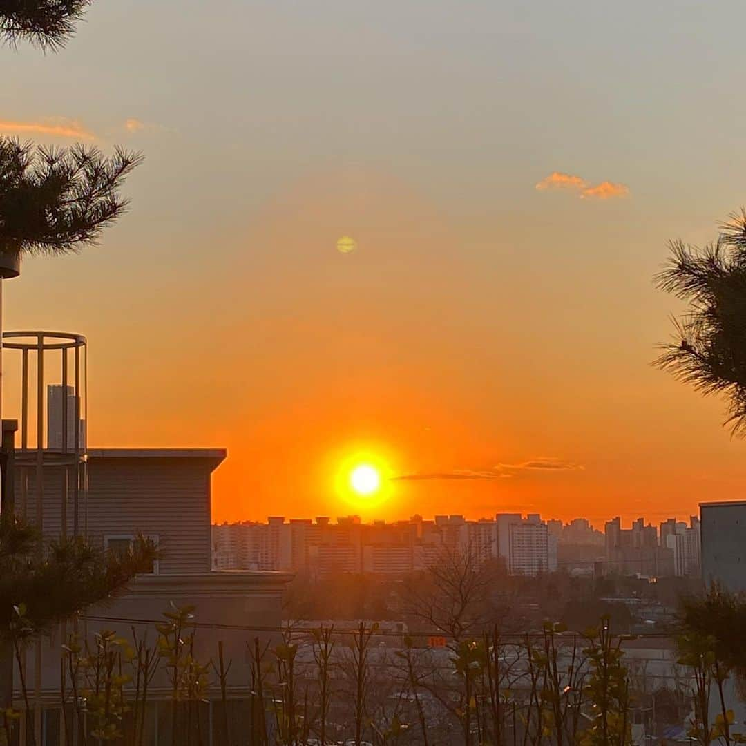 カン・ミンギョン さんのインスタグラム写真 - (カン・ミンギョン Instagram)「두세 달 전부터 늦잠이라곤 허용치 않게 만들어준 인근의 정체 모를 공사 소리, 한 달여 전부터 시작된 윗집의 공사, 몇 주 전부터 시작된 또 다른 윗집의 공사. 하하하 기막힌 타이밍이 아이러니하면서도 뭣보다 정말 지독하게 괴로운 소리들을 정통으로 마주하며 지냈더랬다. 며칠 전 오전, 무자비한 드릴 소리를 피하려 일찍이 집을 나서는데 복도에서 작업자분으로 보이는 분과 눈이 마주쳤다. 그분의 첫마디는 망설임이 없는 “죄송합니다....”  멍해졌다. 그분들이 뭐가 죄송한가? 그저 당신의 일을 하고 있을 뿐이지 않은가? 어떤 대답을 해야 할지 몰라 짧은 목례로 답을 대신한 내가 연신 후회되는 하루였다.   공사는 마무리가 되어가는 듯 소음은 잦아들었다. 간만에 겨울 해가 집안 깊수욱히 들어와 참 따스하고 아름답다 고요함은 참 좋구나.  아.. 윗집 애기가 피아노를 ㅊㅣㄴㄷ..」12月19日 17時50分 - iammingki