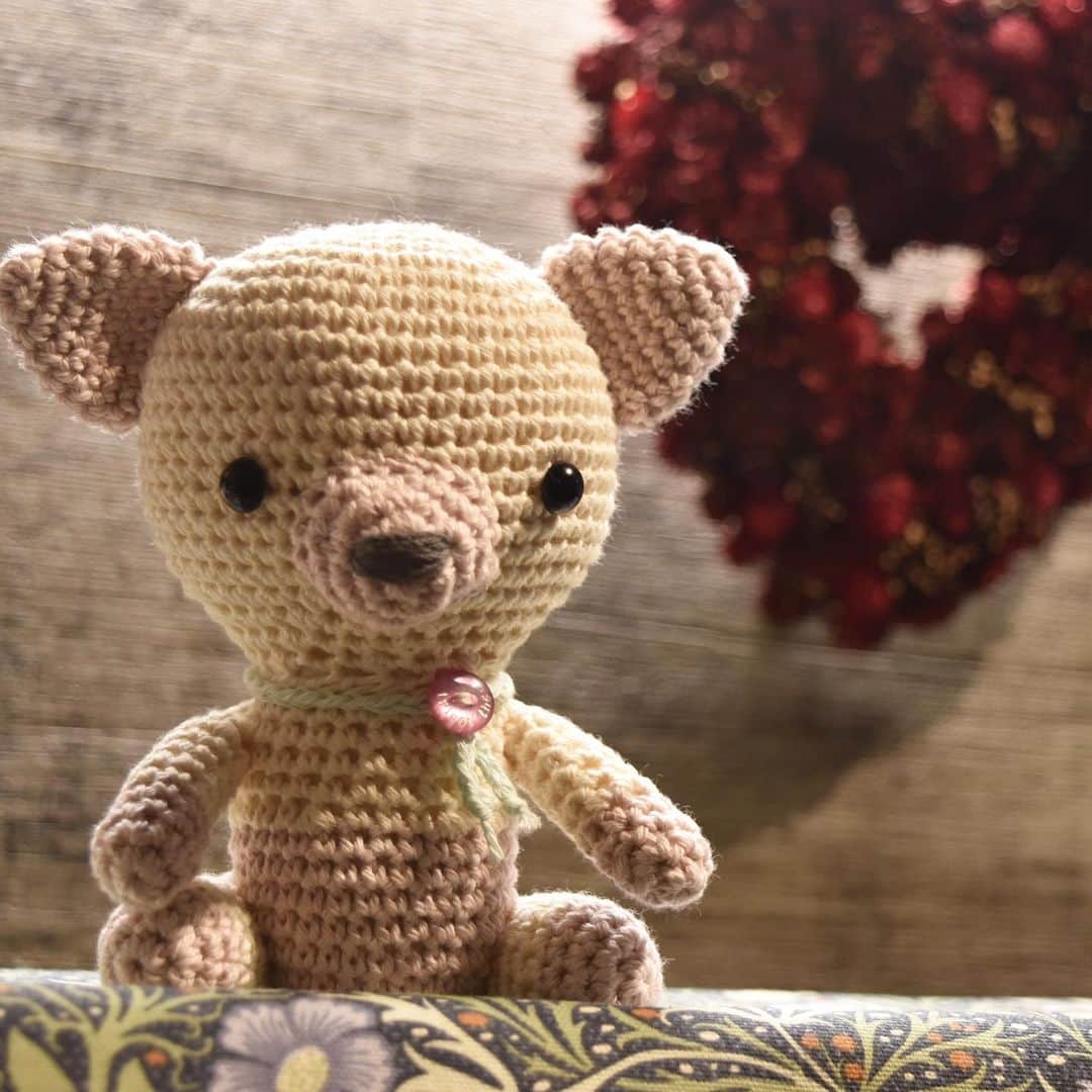 のインスタグラム：「My original knitting bear (organic cotton) “ le miel “ . This is No.57 I always knit for my friends have a baby . I think mom’s image colour is lavender pink. So lovely 💙　 happy happy✨ * バイクで繋がったご縁。タレントの英玲奈ちゃん@erena_erenyan に女の子が産まれました。おめでとう🎉 ルミエルの色はどうしたい？と聞いたら、私の英玲奈ちゃんのイメージ通り！「紫っぽい感じ💜」と。。。 ラベンダーピンクのルミエルは何とNo.57 となりました。こんなに沢山のルミエルを編んできたんだなぁ〜 * #knittingbear #knittingtoys #organiccottonyarn #organiccottonbear #crochet #amigurumi #あみぐるみ #出産祝い」