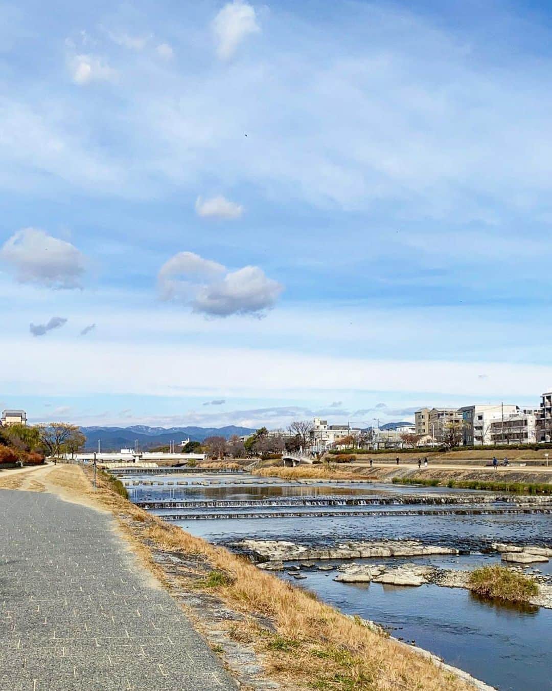 吉田怜香さんのインスタグラム写真 - (吉田怜香Instagram)「● 美しい白の曲線は @kyotocitykyoceramuseum   あとの2枚は 美術館のすぐそばにある平安神宮。 京都らしいきれいな朱色。  最後は鴨川。  今回は基本お宿の近くに 行きたいところが集まってて 昼間はぶらぶら散歩がてら。  空が広い☺️🌞」12月19日 17時52分 - reikayoshida_