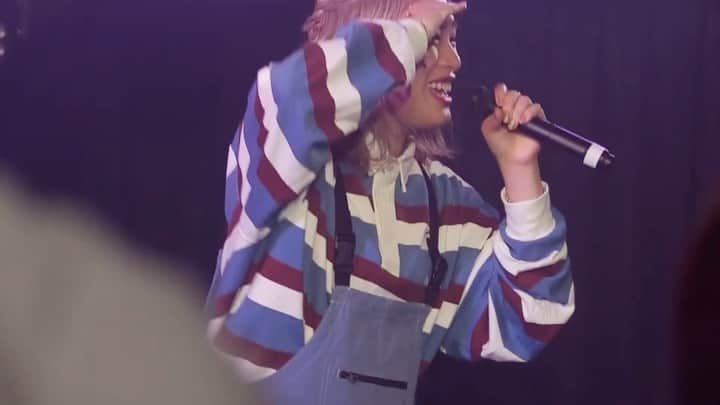 acaneのインスタグラム：「・ 『大阪LOVER / DREAMS COME TRUE(acane version)』  ライブがだいすき！！！！！ 目の前にファンがいて、 嬉しそうに聴いてくれる人の目を見て 歌うのが大好き！！！！！  みんなこの動画ストーリーで拡散してくれると うれぴっぴ大先生だよ🥳🥳🥳(とは)」