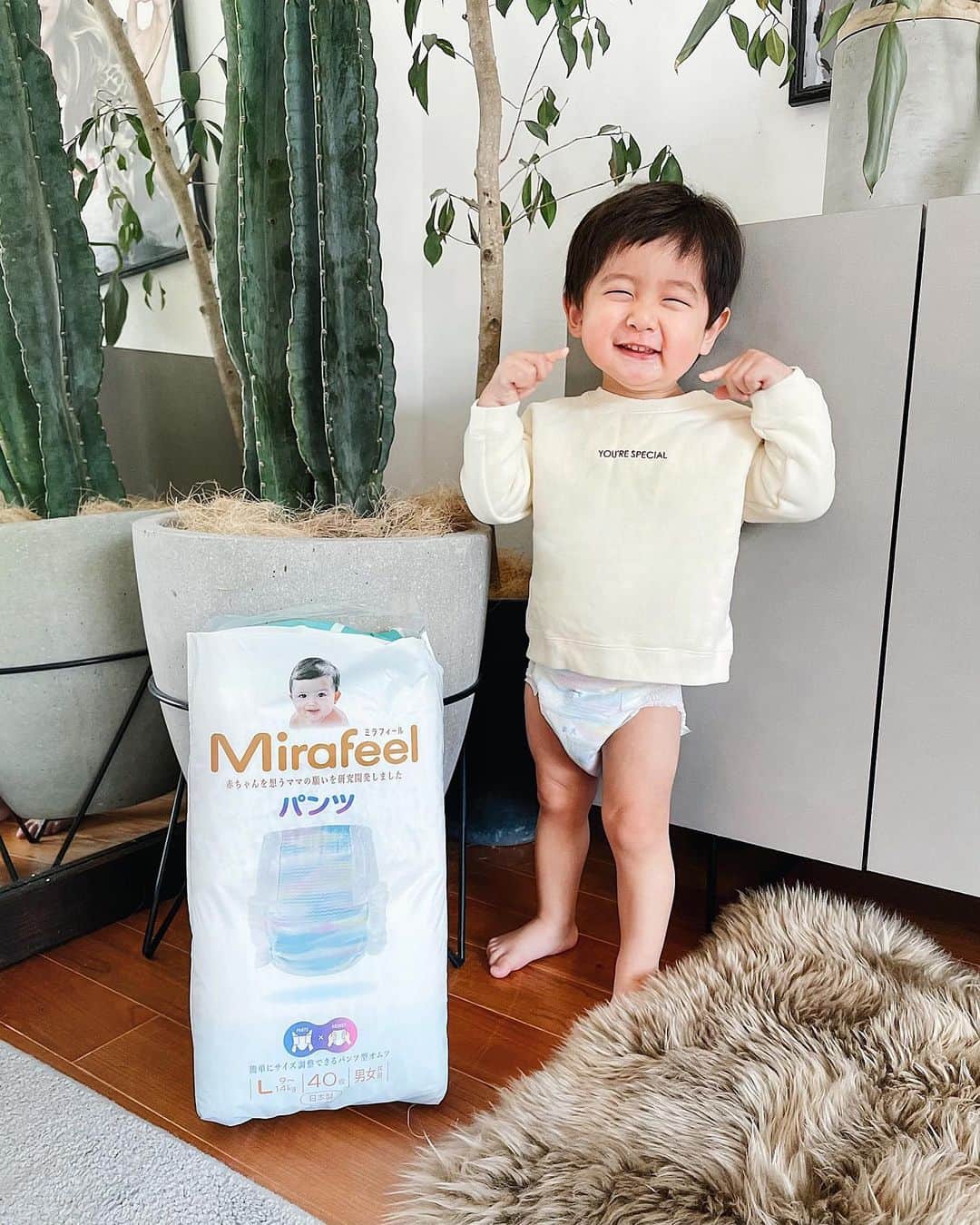 ソンイのインスタグラム：「笑うと目がなくなってリアル「👉🏻☺️👈🏻」になるね🤣  息子のトイトレとオムツ事情👦🏻🚽  少し前からゆる〜りとトイトレをスタートし始めて、朝一・お風呂前・寝る前はこちらが促せばオマルでしーしーできるように👏🏼 でも日中や💩はまだまだだし、私もいついつまでに！みたいな気持ちではないのでゆったり息子のペースに合わせていきます☺️  なのでまだまだお世話になるオムツのつけ心地や肌触りには気を遣いたくて @mirafeel_diaper 様のオムツがとても良かったの🥺✨ 最高級のシルキー素材を惜しげもなく使った高級オムツで息子もかぶれなど無く気持ちよさそうに履いています💕 パンツタイプのオムツでは珍しくお腹回りのサイズ調節ができて、顔はむちむちだけど身体は以外と細身の息子にも漏れの心配がなくなったから私も嬉しい🥺 捨てる時も漏れなくコンパクトにできるのも助かります💯  今なら通常5040円（１BOX）の容量1ヶ月分が500円でお試しできちゃうお得すぎるトライアルキャンペーンをやってるみたいです🥰  #ミラフィール #Mirafeel #オムツ #ベビー用品 #育児記録 #1歳8ヶ月 #おむつ #ベビーグッズ #pr」