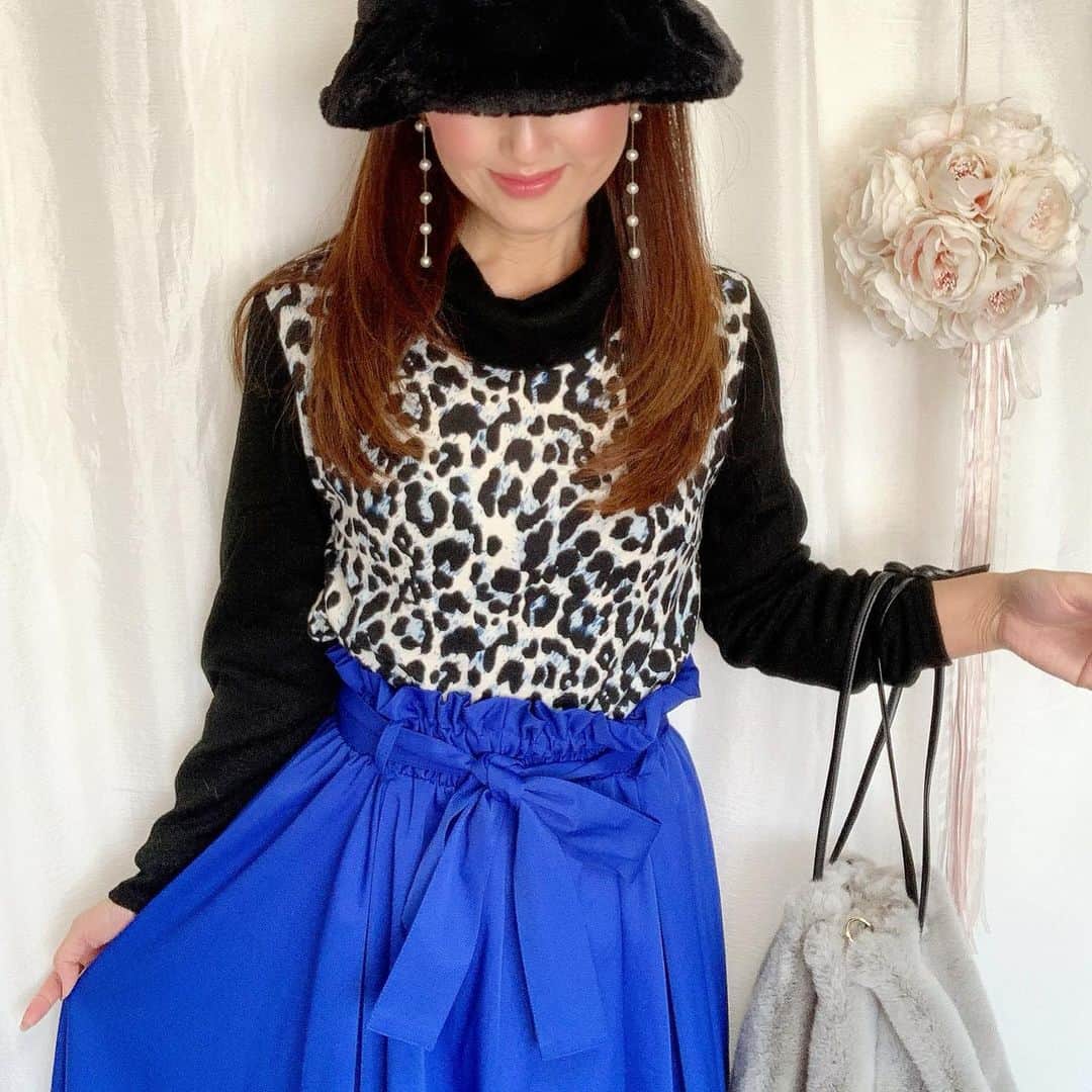 mii_stagramさんのインスタグラム写真 - (mii_stagramInstagram)「💙💙💙  寒い季節になると レオパが着たくなる問題🐆✨  @artesoie_official で見つけた レオパード柄細魅せプルオーバー♡ 襟と袖がブラックなのでスッキリ魅せて くれます♡  ブルーが入った柄なので ブルーのスカートと合わせました‪💙  こちらのお洋服は アルテソワ 公式オンラインショップ 12月12日（土）〜12月27日（日） 12周年アニバーサリー　 WINTER SALEで紹介しておりますので 是非checkしてみてね💕  ✳￥15,000以上のお買い上げで マフラーをプレゼント ※プレゼントは数量限定なのでお早めに♡  ｡* ❤︎… …❤︎*。 バケハは昨日の色違い 何となく流行りは取り入れてみるものの 被り方迷子🤦‍♀️  . bag／ @tottie_bag  boots／ @ibeul__   . . @artesoie_official  @artesoie_reika  #artesoie #artesoielady  #artesoie_reika  #artesoie_official #コーデ#ファッション#今日のコーデ #シンプルコーデ#シンプルファッション#きれいめコーデ #きれいめファッション#きれいめカジュアル #レオパード柄#レオパード #豹柄#40代ファッション #40代コーデ #帽子 #バケハ#冬コーデ #大人可愛い#大人女子#おしゃれさんと繋がりたい  #ポートレート#インフルエンサー #アンバサダー ✩ ⋆ ✩ ⋆ ✩ ⋆ ✩ ⋆ ✩﻿ ⋆ ✩ ⋆ ✩﻿ 見て下さった方(*´︶`*)♡Thanks!🍀*゜」12月19日 17時56分 - miyuki.0419.karemari