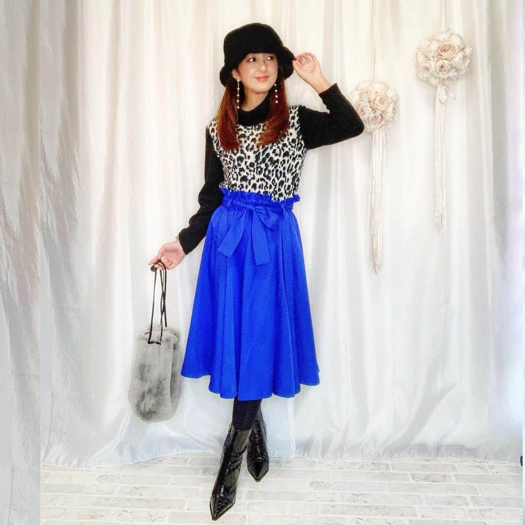 mii_stagramさんのインスタグラム写真 - (mii_stagramInstagram)「💙💙💙  寒い季節になると レオパが着たくなる問題🐆✨  @artesoie_official で見つけた レオパード柄細魅せプルオーバー♡ 襟と袖がブラックなのでスッキリ魅せて くれます♡  ブルーが入った柄なので ブルーのスカートと合わせました‪💙  こちらのお洋服は アルテソワ 公式オンラインショップ 12月12日（土）〜12月27日（日） 12周年アニバーサリー　 WINTER SALEで紹介しておりますので 是非checkしてみてね💕  ✳￥15,000以上のお買い上げで マフラーをプレゼント ※プレゼントは数量限定なのでお早めに♡  ｡* ❤︎… …❤︎*。 バケハは昨日の色違い 何となく流行りは取り入れてみるものの 被り方迷子🤦‍♀️  . bag／ @tottie_bag  boots／ @ibeul__   . . @artesoie_official  @artesoie_reika  #artesoie #artesoielady  #artesoie_reika  #artesoie_official #コーデ#ファッション#今日のコーデ #シンプルコーデ#シンプルファッション#きれいめコーデ #きれいめファッション#きれいめカジュアル #レオパード柄#レオパード #豹柄#40代ファッション #40代コーデ #帽子 #バケハ#冬コーデ #大人可愛い#大人女子#おしゃれさんと繋がりたい  #ポートレート#インフルエンサー #アンバサダー ✩ ⋆ ✩ ⋆ ✩ ⋆ ✩ ⋆ ✩﻿ ⋆ ✩ ⋆ ✩﻿ 見て下さった方(*´︶`*)♡Thanks!🍀*゜」12月19日 17時56分 - miyuki.0419.karemari