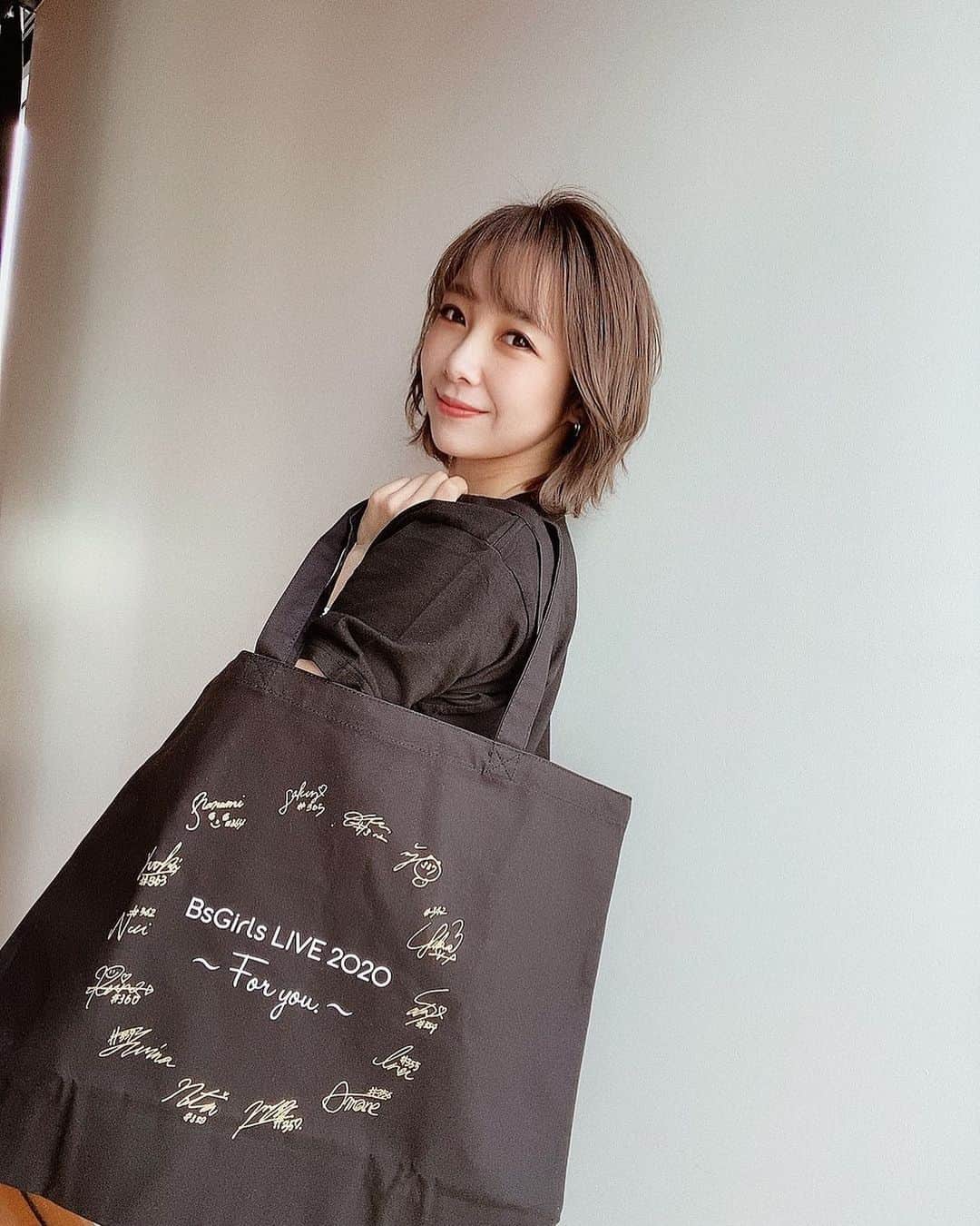 のインスタグラム：「ラスト☺︎︎﻿ 「BsGirlsライブトートバッグ」﻿ ﻿ ﻿ ﻿ すっごく使いやすい大きさで﻿ すっごくオススメです🥴✨﻿ ﻿ ﻿ 発売日時：﻿ ﻿ ﻿ ＜第1部先行販売＞﻿ 12:00～12:20(約20分間)　※第1部のチケットをお持ちの方﻿ ﻿ ＜第1部開場後販売＞﻿ 12:30～15:30　※第1部のチケットをお持ちの方﻿ ﻿ ＜第2部先行販売＞﻿ 14:40～15:00(約20分間)　※第2部のチケットをお持ちの方﻿ ﻿ ＜第2部開場後販売＞﻿ 17:00～18:00　※第2部のチケットをお持ちの方﻿ ﻿ ﻿ ﻿ ﻿ いよいよ明日。﻿ ﻿ ﻿ ﻿ 来て下さる皆様も﻿ 今回は来れない皆様も﻿ 気持ちはひとつです😊﻿ ﻿ ﻿ 「どんな時も一人じゃない。」﻿ ﻿ ﻿ 全ての方に感謝を込めて﻿ パフォーマンスをお届けします✨﻿ ﻿ ﻿ ﻿ ﻿ 明日、、最高の時間にしましょう♡﻿ 宜しくお願いします🥰﻿ ﻿ ﻿ ﻿ ﻿ ﻿ #オリックス #Bs2020 #BsGirls #オリ姫﻿ #野球 #プロ野球 #オリックスバファローズ #超革新系﻿ #野球女子　#野球好き　#京セラドーム大阪　﻿ #グッズ #トートバッグ #ワンマンライブ﻿ #baseball #ORIX #Buffaloes #BINNOVATION﻿ #MIYU #miyu_337  #🐼 ﻿」
