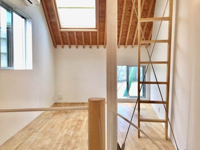 グッドルームさんのインスタグラム写真 - (グッドルームInstagram)「きみとふたりで始める新しい暮らし。  東京 #雑色 ワンルーム 28㎡  ▼きっと夢中になれる  ----------------------  ＊2人入居可能なお部屋です  無垢の素材に包まれた メゾネットのお部屋。  床や階段、天井それぞれが 天然の木なので、自然を感じる空間です。  螺旋階段やロフトは遊び心をくすぐられますね。 なんだか、アスレチックみたい......。  2階のサニタリーはなんとも開放的。 カーテンなどで工夫をすると良さそうです。  ※2年間の定期借家契約（再契約可）のお部屋です  ・⁠ こちらの物件は実際に住めるお部屋です。詳細はストーリー、ハイライトにて！⁠ ・⁠ こだわりのお部屋探しは、@goodroom_jp から URLをチェック！⁣⁣⁣⁣⁣⁣⁣⁣⁣⠀⁣⠀⁠ ・⠀⁠ ※最新のお家賃につきましては、リンク先物件ページからご確認ください。⁠ ⁠・⁠ #tokyo #goodroom #interiordesign #decoration  #myhome #homedesign #interiordecor #urbanlife #apartment  #生活 #お部屋探し #日々の暮らし #引っ越し #賃貸 #丁寧な暮らし #暮らしを整える #お洒落な暮らし #理想の空間 #間取り図 #シンプルな暮らし #東京 #東京賃貸 #1人暮らし #一人暮らし #1R #1R賃貸 #無垢床 #メゾネット #ナチュラルルーム」12月19日 18時00分 - goodroom_jp