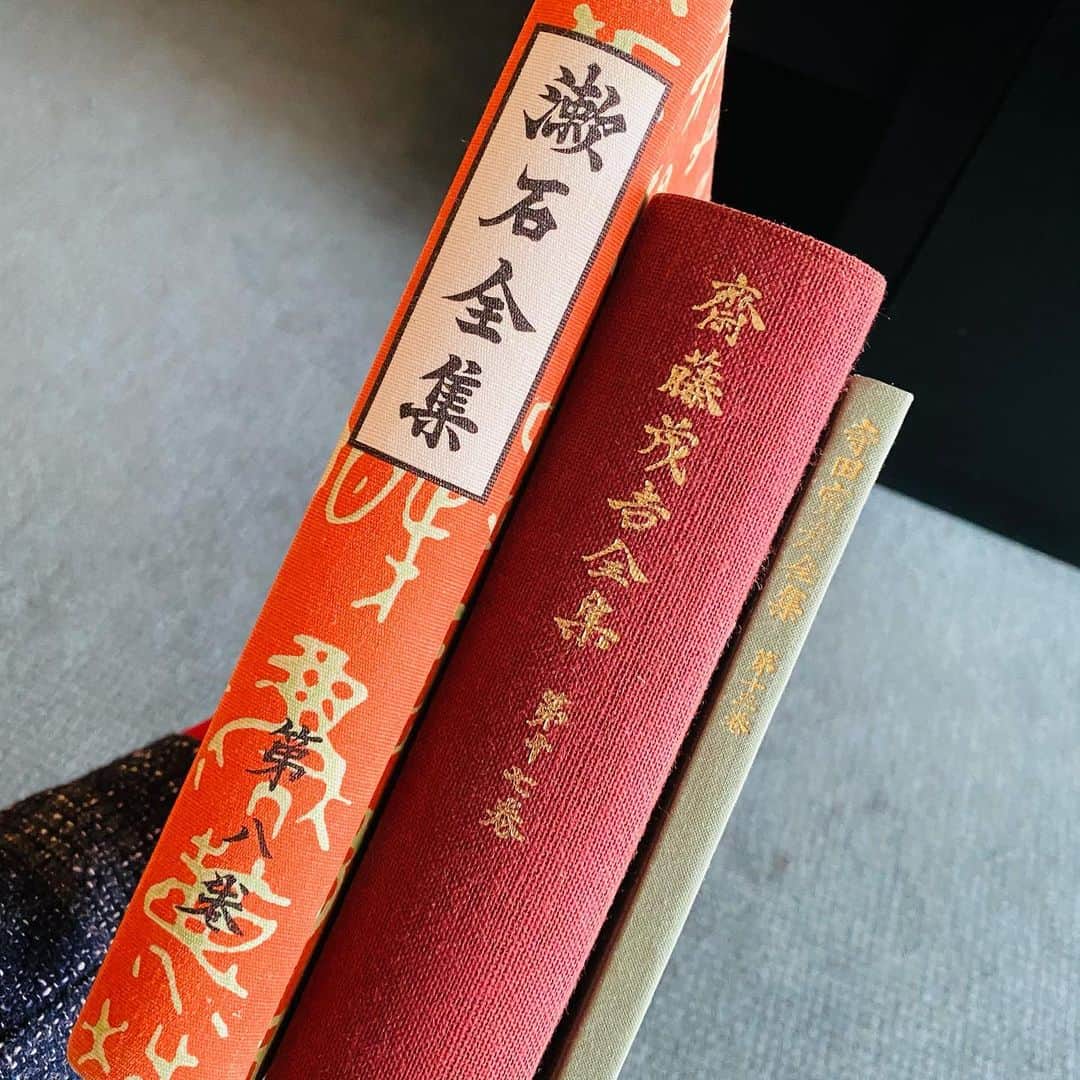 佐藤尚之のインスタグラム：「パークハイアット東京の泊まった部屋に常備してあった三冊が渋すぎる！  わりと読書家のボクでも、寺田寅彦とか齋藤茂吉とかなかなか骨折れるっす。  でも久々にぽつりぽつり読んだ漱石の「永日小品」はなかなかおもしろかった。  家になかったかな。。」