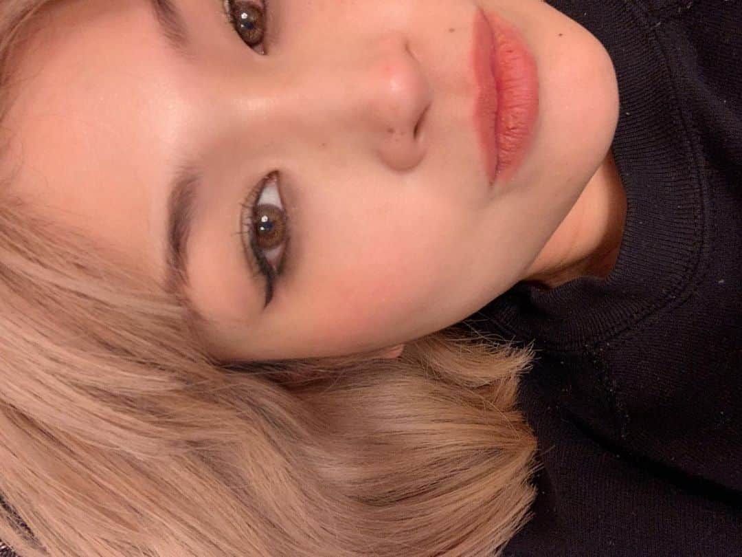 HARUKA MUTOのインスタグラム：「毎日寒いね❄️☃️  冬は好きだが苦手。 髪色も変えたし、メイクも気分でちょこちょこチェンジ❄️  気付けばもう今年もあと僅かだ。新年なった途端にコロナが魔法のように無くなればいいのに🔮 #師走  #冬至 #今夜は柚子湯であったまろ」