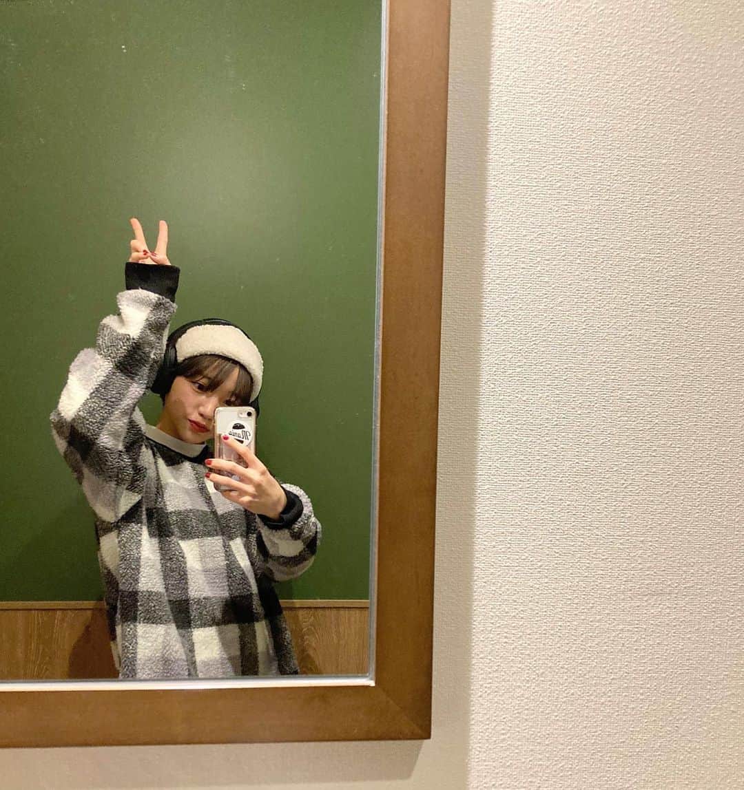 narumiのインスタグラム：「ポーズださいね〜🥲 鏡に向かってかっこよく決めれるようになりたい 卒論するときはあったかい格好に限る！」