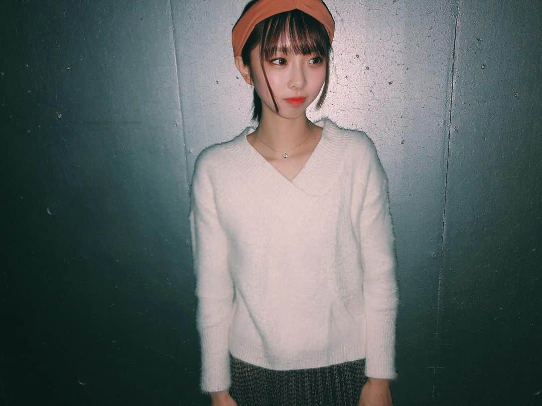 岡田梨奈のインスタグラム：「オカダが白ニット着るなんて珍しい。 あやみんさんから頂いたニット。 カチューシャもオカダにしては珍しい。 #akb48 #おかりな #オンライン #お話し会 #白ニット #カチューシャ #ブラウンカラー #ポニーテール」