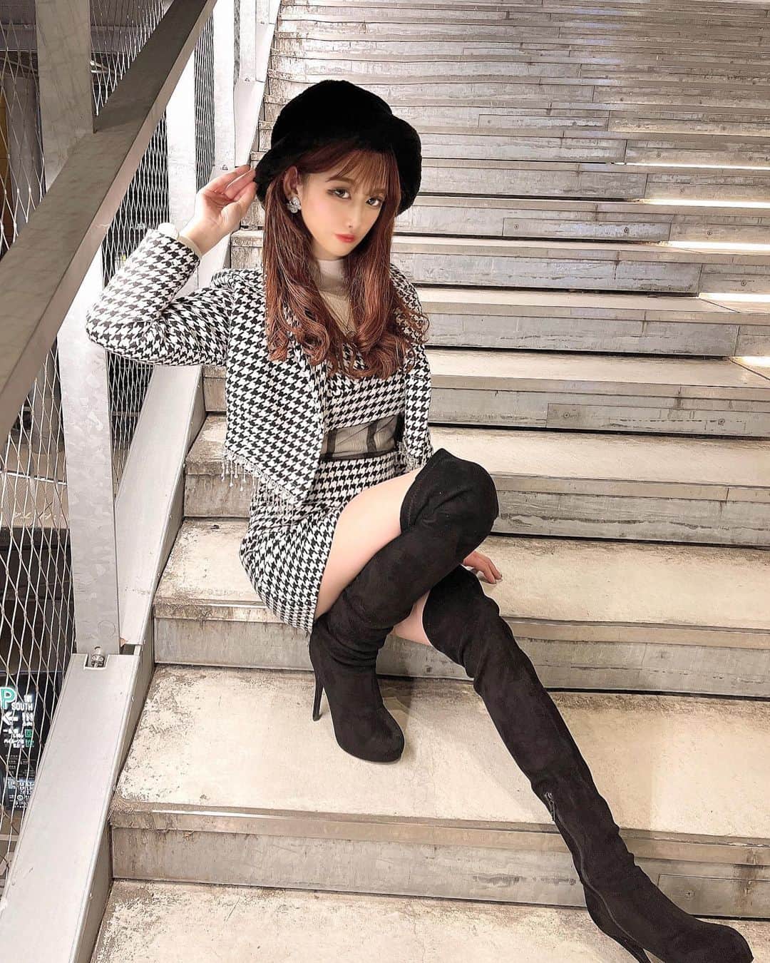のインスタグラム：「・ ・ この日のコーデはこんな感じ🕊 𓈒 𓂂𓏸 ・ いつもと違うカジュアルコーデ ジャケットの中はワンピースになってて 春先でもワンピ1枚で着こなすことも出来るっ🖤 ニーハイブーツは脚長になるからオススメ♡ ・ jacket&dress @randy_online_  boots @resexxy_official  hat @wego_official  ・ #今日のコーデ #韓国ファッション #韓国通販  #ニーハイブーツ #厚底ブーツ #カジュアルコーデ」