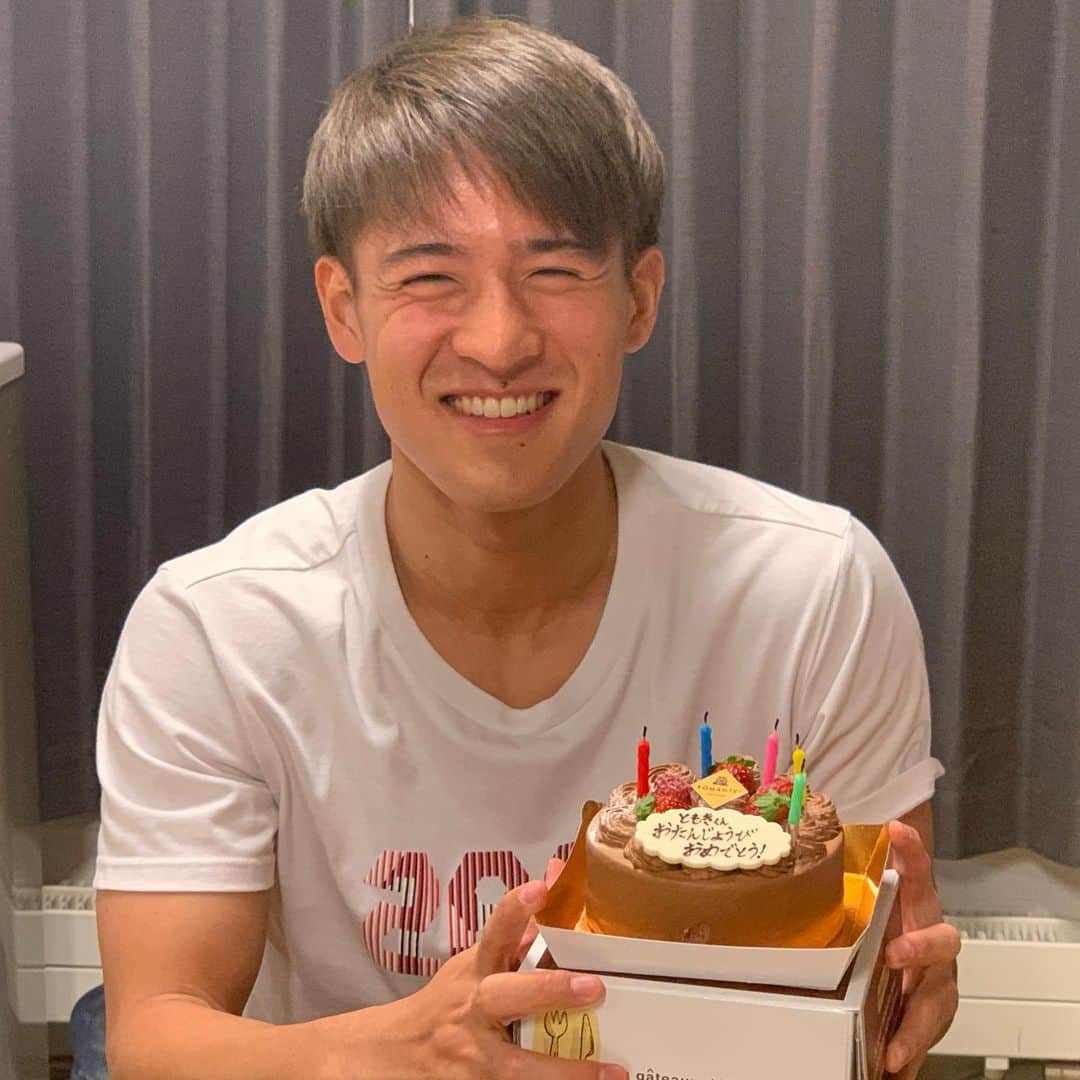コンサドーレ札幌さんのインスタグラム写真 - (コンサドーレ札幌Instagram)「１２月２９日はタカミネくん23歳のお誕生日🎂  オフ期間にはいるので、しまふく寮でみんなでお祝いする事ができないのでキャンプの出発前にみんなでお祝い🎉  お誕生日のリクエストメニューは来年のキャンプから帰ってきたらまた聞くね😊  まだ日が昇りきっていない時間にキャンプへ出発！  みんな少し眠そうかな？🥱  初めて見るタイカくんの高校の制服姿。いつものジャージ姿とは違いとても新鮮✨✨  今日はシーズン最終戦⚽️  みなさん一年間お疲れさまでした。  自粛中は朝昼夜と寮でご飯をたべて、どこにも外出できない生活の中でも、みんなが穏やかに過ごしてくれて、くつろげる寮の食堂を作ってくれてありがとう😊  来年。しまふく寮に帰ってくる日を楽しみに待っています😊  よいお年を✨✨  consadole  しまふく寮ごはん🏠  #consadole  #consadole #consadole #コンサドーレ #jleague #ｊリーグ #soccer #サッカー #しまふく寮通信	 #食育 #食トレ #アスリートごはん #身体づくり #JAグループ北海道 #ゆめぴりか #みんなのよい食親善大使 #よつ葉 @yotsuba_milkproducts_official #北海道ぎょれん #町村農場 #アスリートフードマイスター #松浦沙耶花 #昼ごはん #夜ごはん #献立 #定食 #ランチ #レシピ #料理 #栄養 #栄養バランス #consadole #consadole #コンサドーレ #jleague #ｊリーグ #soccer #サッカー #しまふく寮通信	 #食育 #食トレ #アスリートごはん #身体づくり #JAグループ北海道 #ゆめぴりか #みんなのよい食親善大使 #よつ葉 @yotsuba_milkproducts_official #北海道ぎょれん #町村農場 #アスリートフードマイスター #松浦沙耶花 #昼ごはん #夜ごはん #献立 #定食 #ランチ #レシピ #料理 #栄養 #栄養バランス#牛乳チャレンジバトン」12月19日 18時07分 - hokkaido_consadole_sapporo