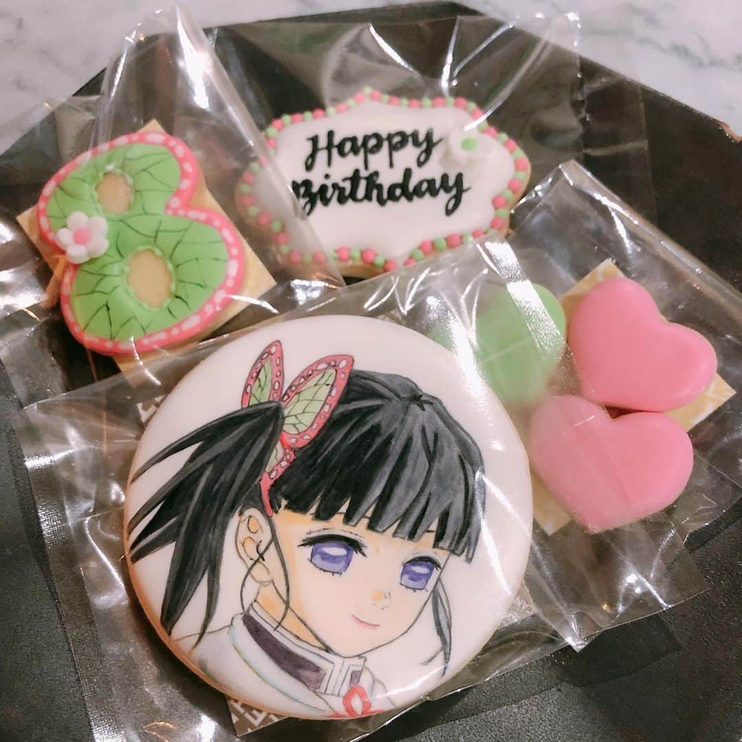 小畑由香里さんのインスタグラム写真 - (小畑由香里Instagram)「✤  2度目のお誕生日には @saoriyokota  が娘の為に 作ってくれた ロールケーキでお祝い🎂  リクエストの カナヲと炭治郎♡  アイシングクッキーも♡  ホントに天才すぎて 惚れ惚れ😳♥️  一体どーやって作るのだろうか…。  食べるのが勿体なさすぎてね😂  さおり、ありがとう😌🙌🏻💕  #娘誕生日#バースデーケーキ#鬼滅の刃#birthdaycake #birthday#カナヲ#炭治郎#アイシングクッキー」12月19日 18時12分 - obata_yukari_official