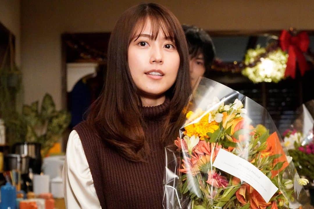【公式】姉ちゃんの恋人さんのインスタグラム写真 - (【公式】姉ちゃんの恋人Instagram)「.﻿ ✨㊗️オールアップ㊗️✨﻿ #姉恋 最終回まであと3️⃣日❣️﻿ ついにドラマは全シーン撮影終了🎊﻿ 最後は安達家クリスマスパーティーで締めくくりました🎉﻿ 暑い夏から寒い冬まで、﻿ キャストスタッフ一丸となって無事に走り抜けました🏁﻿ ﻿ この日クランクアップを迎えた有村さん、林さん、奈緒さん、髙橋さん、日向さん、南出さんの笑顔あり涙ありなコメントもご紹介します😊﻿  本当にお疲れ様でした💐 ﻿ 🌟有村架純さんコメント﻿ 皆さん、本当にお疲れ様でした。こういう世の中になった中で、大きなトラブルもなく、毎日順調に撮影を進めることができ、無事にこうして終わる日を迎えられて何よりです。主演をやらせていただくときは覚悟や責任をしっかり背負っていかなきゃいけないと思っていたんですけど、結局皆さんに助けてもらうことが多く、やっぱり自分は周りとの出会いや学びによって生かされているんだなと感じました。きっと私たち役者にとっても、現場のスタッフにとっても挑戦だったのかなと思います。ですから、その挑戦を一緒にゴールしてくださったことを心から感謝したいと思います。本当にありがとうございました。﻿ ﻿ 🌟林遣都さんコメント﻿ 本当に素敵な出会いがいっぱいあって、幸せな３カ月間でした。この物語に出ているみんなが本当に大好きで、辛いことはほとんどなくて…本当に居心地がいい現場でした。心から皆さんに感謝しています。ありがとうございました。﻿ ﻿ 🌟奈緒さんコメント﻿ 本当にどのシーンも楽しくて、どのセリフもひとつひとつ大好きでした。脚本をもらうたびに、『人ってこんなに幸せになっていいんだな』と、幸せに希望を持てるドラマでした。現場も初日からずっと笑顔であふれていて、すごく楽しかった思い出ばかりです。本当にありがとうございました。﻿ ﻿ 🌟髙橋海人さんコメント﻿ 安達和輝を演じさせてもらうことは、僕にとっては大きなチャレンジでした。しかし、キャストやスタッフの皆さんが期間中ずっと鼓舞してくださったおかげで頑張れました。本当に…やばい、主演じゃないのに泣いちゃいそう…（一同笑い）。素敵な皆さんと出会えてよかったです。もしよかったら、またご一緒にお仕事させていただきたいなと思います。本当にありがとうございました！﻿ ﻿ 🌟日向亘さんコメント﻿ 暑い夏から寒い冬まで、素晴らしいスタッフの皆さんと豪華な共演者の皆さんと、こんなに素敵な作品を一緒に作り上げることができ、すごく光栄に思います。またいつか皆さんとご一緒できるように頑張りたいと思います。本当にありがとうございました！﻿ ﻿ 🌟南出凌嘉さんコメント﻿ ８月に初めて皆さんとお会いしてから本当の兄弟のように接していただいて、とてもうれしかったです。この撮影に来るのが毎回楽しみで、あっという間の撮影期間でした。ありがとうございました！﻿ ﻿ #有村架純 #林遣都 #奈緒﻿ #髙橋海人 #日向亘 #南出凌嘉」12月19日 18時08分 - anekoi.tue21