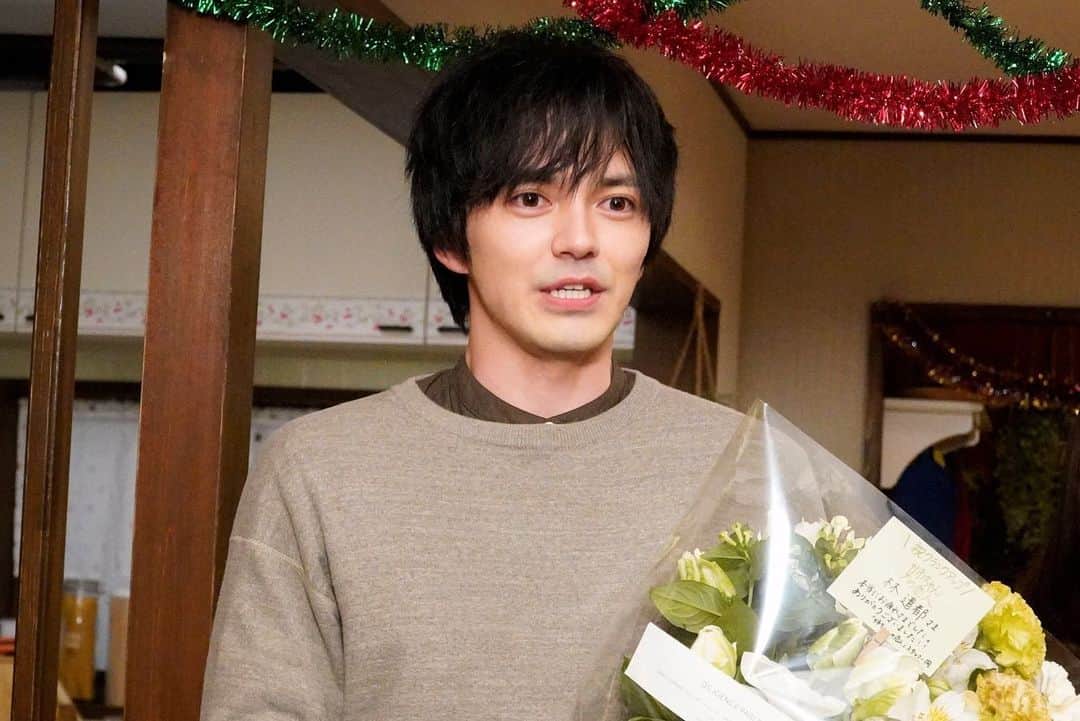 【公式】姉ちゃんの恋人さんのインスタグラム写真 - (【公式】姉ちゃんの恋人Instagram)「.﻿ ✨㊗️オールアップ㊗️✨﻿ #姉恋 最終回まであと3️⃣日❣️﻿ ついにドラマは全シーン撮影終了🎊﻿ 最後は安達家クリスマスパーティーで締めくくりました🎉﻿ 暑い夏から寒い冬まで、﻿ キャストスタッフ一丸となって無事に走り抜けました🏁﻿ ﻿ この日クランクアップを迎えた有村さん、林さん、奈緒さん、髙橋さん、日向さん、南出さんの笑顔あり涙ありなコメントもご紹介します😊﻿  本当にお疲れ様でした💐 ﻿ 🌟有村架純さんコメント﻿ 皆さん、本当にお疲れ様でした。こういう世の中になった中で、大きなトラブルもなく、毎日順調に撮影を進めることができ、無事にこうして終わる日を迎えられて何よりです。主演をやらせていただくときは覚悟や責任をしっかり背負っていかなきゃいけないと思っていたんですけど、結局皆さんに助けてもらうことが多く、やっぱり自分は周りとの出会いや学びによって生かされているんだなと感じました。きっと私たち役者にとっても、現場のスタッフにとっても挑戦だったのかなと思います。ですから、その挑戦を一緒にゴールしてくださったことを心から感謝したいと思います。本当にありがとうございました。﻿ ﻿ 🌟林遣都さんコメント﻿ 本当に素敵な出会いがいっぱいあって、幸せな３カ月間でした。この物語に出ているみんなが本当に大好きで、辛いことはほとんどなくて…本当に居心地がいい現場でした。心から皆さんに感謝しています。ありがとうございました。﻿ ﻿ 🌟奈緒さんコメント﻿ 本当にどのシーンも楽しくて、どのセリフもひとつひとつ大好きでした。脚本をもらうたびに、『人ってこんなに幸せになっていいんだな』と、幸せに希望を持てるドラマでした。現場も初日からずっと笑顔であふれていて、すごく楽しかった思い出ばかりです。本当にありがとうございました。﻿ ﻿ 🌟髙橋海人さんコメント﻿ 安達和輝を演じさせてもらうことは、僕にとっては大きなチャレンジでした。しかし、キャストやスタッフの皆さんが期間中ずっと鼓舞してくださったおかげで頑張れました。本当に…やばい、主演じゃないのに泣いちゃいそう…（一同笑い）。素敵な皆さんと出会えてよかったです。もしよかったら、またご一緒にお仕事させていただきたいなと思います。本当にありがとうございました！﻿ ﻿ 🌟日向亘さんコメント﻿ 暑い夏から寒い冬まで、素晴らしいスタッフの皆さんと豪華な共演者の皆さんと、こんなに素敵な作品を一緒に作り上げることができ、すごく光栄に思います。またいつか皆さんとご一緒できるように頑張りたいと思います。本当にありがとうございました！﻿ ﻿ 🌟南出凌嘉さんコメント﻿ ８月に初めて皆さんとお会いしてから本当の兄弟のように接していただいて、とてもうれしかったです。この撮影に来るのが毎回楽しみで、あっという間の撮影期間でした。ありがとうございました！﻿ ﻿ #有村架純 #林遣都 #奈緒﻿ #髙橋海人 #日向亘 #南出凌嘉」12月19日 18時08分 - anekoi.tue21