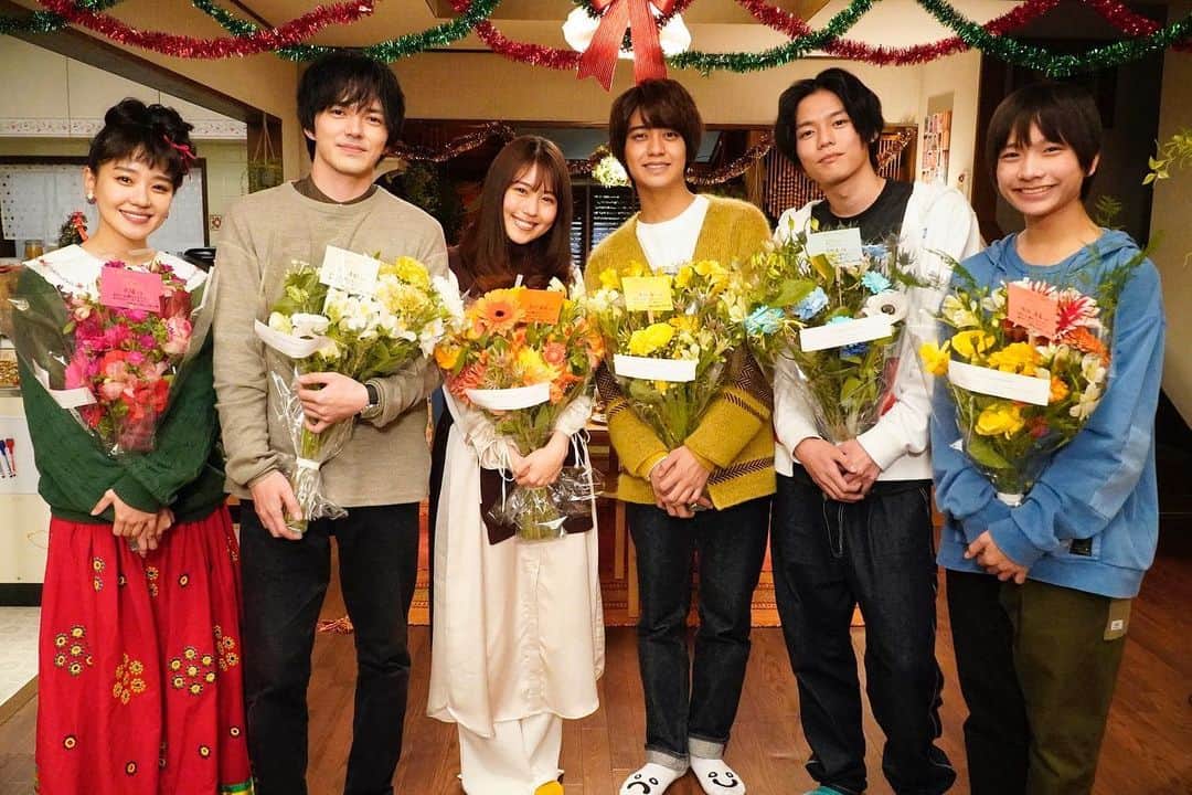 【公式】姉ちゃんの恋人のインスタグラム：「.﻿ ✨㊗️オールアップ㊗️✨﻿ #姉恋 最終回まであと3️⃣日❣️﻿ ついにドラマは全シーン撮影終了🎊﻿ 最後は安達家クリスマスパーティーで締めくくりました🎉﻿ 暑い夏から寒い冬まで、﻿ キャストスタッフ一丸となって無事に走り抜けました🏁﻿ ﻿ この日クランクアップを迎えた有村さん、林さん、奈緒さん、髙橋さん、日向さん、南出さんの笑顔あり涙ありなコメントもご紹介します😊﻿  本当にお疲れ様でした💐 ﻿ 🌟有村架純さんコメント﻿ 皆さん、本当にお疲れ様でした。こういう世の中になった中で、大きなトラブルもなく、毎日順調に撮影を進めることができ、無事にこうして終わる日を迎えられて何よりです。主演をやらせていただくときは覚悟や責任をしっかり背負っていかなきゃいけないと思っていたんですけど、結局皆さんに助けてもらうことが多く、やっぱり自分は周りとの出会いや学びによって生かされているんだなと感じました。きっと私たち役者にとっても、現場のスタッフにとっても挑戦だったのかなと思います。ですから、その挑戦を一緒にゴールしてくださったことを心から感謝したいと思います。本当にありがとうございました。﻿ ﻿ 🌟林遣都さんコメント﻿ 本当に素敵な出会いがいっぱいあって、幸せな３カ月間でした。この物語に出ているみんなが本当に大好きで、辛いことはほとんどなくて…本当に居心地がいい現場でした。心から皆さんに感謝しています。ありがとうございました。﻿ ﻿ 🌟奈緒さんコメント﻿ 本当にどのシーンも楽しくて、どのセリフもひとつひとつ大好きでした。脚本をもらうたびに、『人ってこんなに幸せになっていいんだな』と、幸せに希望を持てるドラマでした。現場も初日からずっと笑顔であふれていて、すごく楽しかった思い出ばかりです。本当にありがとうございました。﻿ ﻿ 🌟髙橋海人さんコメント﻿ 安達和輝を演じさせてもらうことは、僕にとっては大きなチャレンジでした。しかし、キャストやスタッフの皆さんが期間中ずっと鼓舞してくださったおかげで頑張れました。本当に…やばい、主演じゃないのに泣いちゃいそう…（一同笑い）。素敵な皆さんと出会えてよかったです。もしよかったら、またご一緒にお仕事させていただきたいなと思います。本当にありがとうございました！﻿ ﻿ 🌟日向亘さんコメント﻿ 暑い夏から寒い冬まで、素晴らしいスタッフの皆さんと豪華な共演者の皆さんと、こんなに素敵な作品を一緒に作り上げることができ、すごく光栄に思います。またいつか皆さんとご一緒できるように頑張りたいと思います。本当にありがとうございました！﻿ ﻿ 🌟南出凌嘉さんコメント﻿ ８月に初めて皆さんとお会いしてから本当の兄弟のように接していただいて、とてもうれしかったです。この撮影に来るのが毎回楽しみで、あっという間の撮影期間でした。ありがとうございました！﻿ ﻿ #有村架純 #林遣都 #奈緒﻿ #髙橋海人 #日向亘 #南出凌嘉」