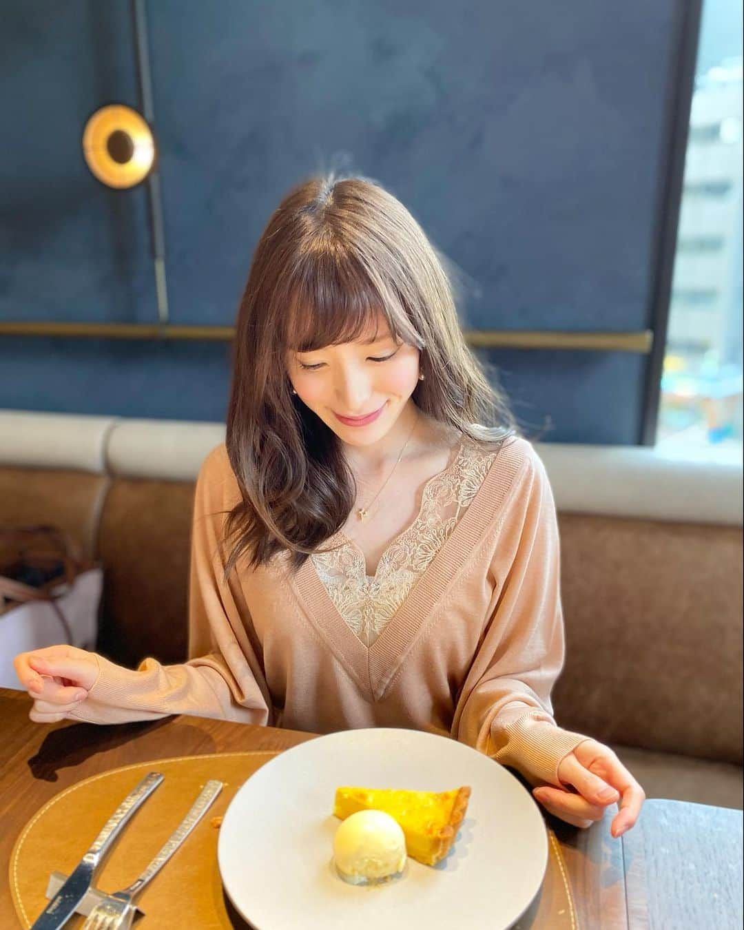 小林真由さんのインスタグラム写真 - (小林真由Instagram)「気になっていたkimptonでlunch🍴﻿ ﻿ 5秒で撮ったパンの写真。 美味しくて一瞬でなくなりました🥐💕﻿ ﻿ tops: #chloe necklace: @naturali_jewelry   #ファッション #コーデ #ママコーデ #ランチ #女の子ママ #男の子ママ #ママライフ #コーディネート #2歳 #生後4ヶ月 #ベビー #二人育児 #ランチ #新宿 #ホテルランチ #キンプトン #クロエ ﻿#kimpton #kimptonshinjukutokyo」12月19日 18時09分 - mayukobayashii