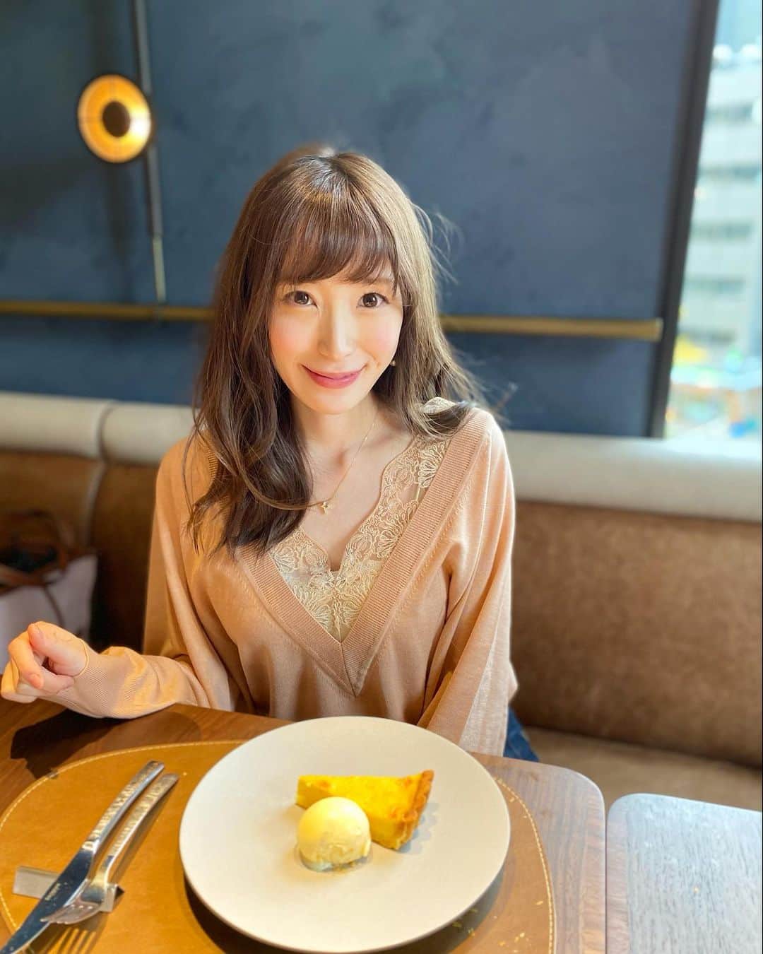 小林真由のインスタグラム：「気になっていたkimptonでlunch🍴﻿ ﻿ 5秒で撮ったパンの写真。 美味しくて一瞬でなくなりました🥐💕﻿ ﻿ tops: #chloe necklace: @naturali_jewelry   #ファッション #コーデ #ママコーデ #ランチ #女の子ママ #男の子ママ #ママライフ #コーディネート #2歳 #生後4ヶ月 #ベビー #二人育児 #ランチ #新宿 #ホテルランチ #キンプトン #クロエ ﻿#kimpton #kimptonshinjukutokyo」