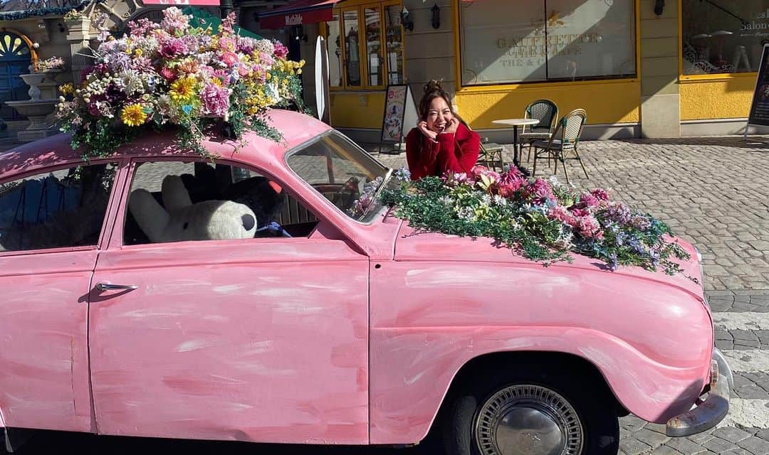 志村玲那さんのインスタグラム写真 - (志村玲那Instagram)「#ぴんくのくるまだよ #お花もいっぱい  #リサとガスパールタウン  #車　#car #pink  #flower  #instagood」12月19日 18時09分 - rena_shimura