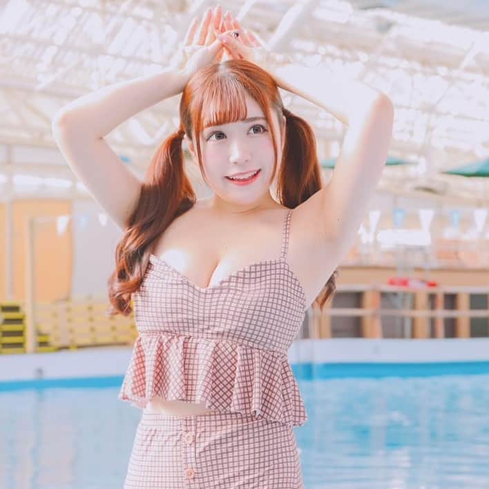 木咲りんのインスタグラム：「* ⋆﻿ このポーズはよくやるのーっ🤭 ツインテしてもらったよ👧🏻💋 ⋆ * inサマーランド #idol#cosplay#cosplaygirl#japaneseidol#japanesegirl#asiangirls#asianbeauty#アイドル#ハニスパ#ハニースパイス#ロリ#水着#ビキニ#水着美女#水着姿#コスプレ#谷間#脇#グラビアアイドル#インスタグラビア#撮影会#グラビア#撮影会モデル#ツインテール#粉我#偶像#데이트#그녀#아이돌#木咲りん」