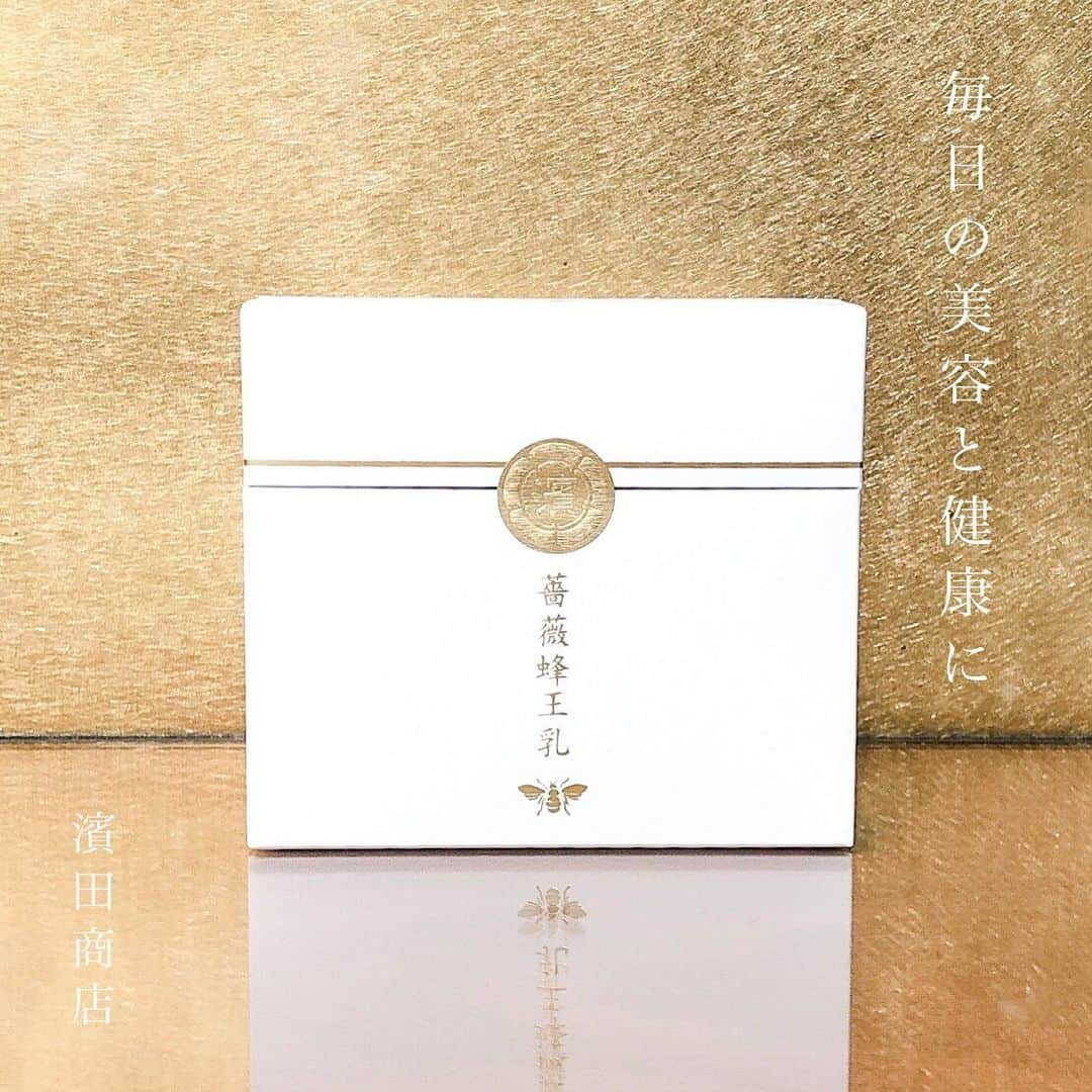 blanche étoileさんのインスタグラム写真 - (blanche étoileInstagram)「． 昨年のクリスマスコフレで 大人気だったアイテムがついに新登場🌠 ブルガリアローズの花から集めた 蜂蜜に生ローヤルゼリーを配合した 【 薔薇蜂王乳 】⭐️ ． 蜂蜜はビタミンやミネラルなど 美容に大切な栄養バランスに優れた自然食です☺️✨ 又、栄養食品の中でも生ローヤルゼリーは 鮮度が高く一番効果を得やすいと言われています💪🏻💓 ． いつでも手軽に栄養をチャージできるので おやつ代わりにも🍪！ 消化に負担がかからず、低カロリーなので ダイエットの強い味方です🤗♩ ． 薔薇蜂王乳で 毎日の暮らしを美しく笑顔にしませんか💐 是非、お試しくださいませ🧡 ． #blancheétoile #ブランエトワール #濱田商店　#薔薇蜂王乳 #バラローヤルゼリー　#生ローヤルゼリー #インナーケア　#innercare #instabeauty  #好物推介」12月19日 18時20分 - blanche_etoile
