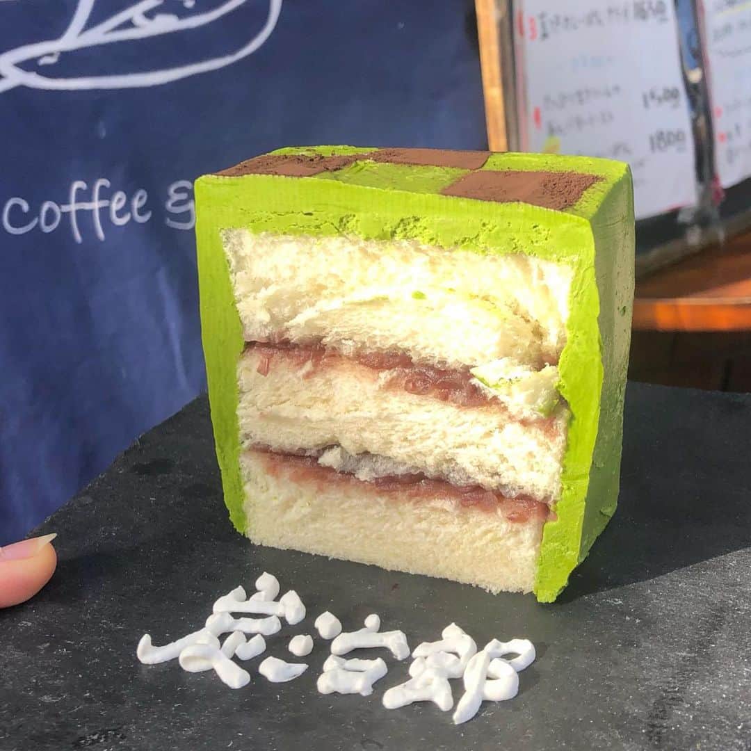 MOEKAさんのインスタグラム写真 - (MOEKAInstagram)「𓊆coffee&toast𓊇 in⥲三軒茶屋  𓊗抹茶バタークリームパン ¥1500  " バターの呼吸，抹茶の型  カロリー爆弾　"  美味し過ぎて透き通る世界へと… ・ ------------❁𝚁𝚎𝚙𝚘𝚛𝚝❁---------- ・ はい…！またまた、私の愛してやまない @coffeetoast2 さん @mmm00620 ちゃんとの巡りの最初の1軒目！ (そろそろcoffee&toast系インスタグラマーになりそう) ・ 私の師匠である @mgmgbutter3 の追っかけーー！ (いつも的確すぎるコメントとどタイプ過ぎる写真の撮り方が大好きです)(いきなりの告白) ・ なんとコーヒー＆トーストさんでほぼ「炭治郎パン」(?) が出たということでこれは行かねば…っと焦って死にものぐるいで三軒茶屋に向かった◎ ・ 本当に毎回私のわがままを聞いて下さり"炭治郎"と 文字入れをお願いさせて頂いきました…。 (うさもぐさんの真似っ子) マスターと店員のお姉さんには感謝しかありません🥺 ・ まずビジュアル…綺麗な発色の抹茶バタークリームと ココアパウダーそしてフォルムがしっかりしてて倒れそうに見えるけど意外と頑丈なんだよねこれが◎ ・ ------------❁𝙴𝚊𝚝❁------------ ・ いざ実食…🍴 おおおおっ！？えっ！美味し過ぎる~！！！ これは私が食べて1番美味しかった おしるこパンといい勝負！！(Ｎｏ1はどの子に!?) ・ 抹茶が結構濃くてしっとり濃厚でも重すぎない バタークリームとありえないくらいの滑らかさで想像以上！とにかく抹茶×バタークリーム美味しすぎるー！ 抹茶の渋さがあって濃いから甘ったるく なりすぎなくてバランス神◎ ・ そこにパンの密度しっかりな感じと甘いあんこが 口で混ざりあってまるで"無限列車編"のような熾烈な戦い…(訳:美味しすぎるってこと)😇 ・ っていうかワンカットでかなりくる…笑  見た目はそこまで大きくないんだけど やっぱりバターの塊の力はレベチ過ぎる…。 ・ 個人的に 抹茶＞黒＞白の順番でこの バタークリームパンは好きだったかなぁ◎ にしても抹茶バタークリーム美味し過ぎて もう1回食べたいなぁ~(泣) ・ ➦𝚙.𝚜:毎度毎度お姉さんの字が綺麗過ぎてびっくり… 9回目の来店だから年内にあともう1回行きたーい◎ ・ ❏-------------𝚜𝚑𝚘𝚙 𝚒𝚗𝚏𝚘 ﻿------------❑  📍東京都世田谷区三軒茶屋1-5-16  🍽営業時間⥲10:00〜14:00 🛌定休日⥲不定期(詳しくは @coffeetoast2 ) 🚉最寄駅⥲三軒茶屋駅  ・ ・ ・ #抹茶スイーツ  #抹茶  #炭治郎  #コーヒーアンドトースト  #三軒茶屋グルメ  #鬼滅の刃」12月19日 18時20分 - mogmog_moeka_mogmoe