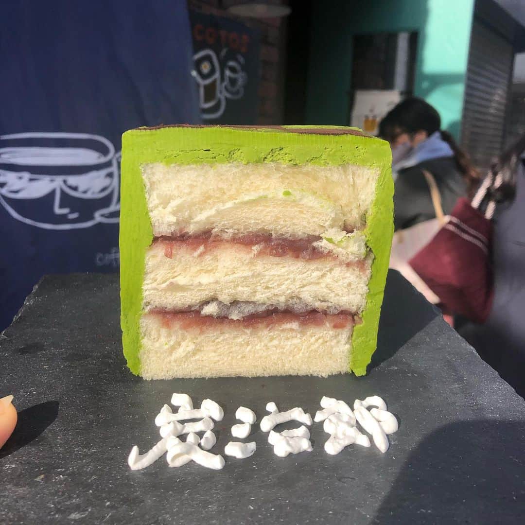 MOEKAさんのインスタグラム写真 - (MOEKAInstagram)「𓊆coffee&toast𓊇 in⥲三軒茶屋  𓊗抹茶バタークリームパン ¥1500  " バターの呼吸，抹茶の型  カロリー爆弾　"  美味し過ぎて透き通る世界へと… ・ ------------❁𝚁𝚎𝚙𝚘𝚛𝚝❁---------- ・ はい…！またまた、私の愛してやまない @coffeetoast2 さん @mmm00620 ちゃんとの巡りの最初の1軒目！ (そろそろcoffee&toast系インスタグラマーになりそう) ・ 私の師匠である @mgmgbutter3 の追っかけーー！ (いつも的確すぎるコメントとどタイプ過ぎる写真の撮り方が大好きです)(いきなりの告白) ・ なんとコーヒー＆トーストさんでほぼ「炭治郎パン」(?) が出たということでこれは行かねば…っと焦って死にものぐるいで三軒茶屋に向かった◎ ・ 本当に毎回私のわがままを聞いて下さり"炭治郎"と 文字入れをお願いさせて頂いきました…。 (うさもぐさんの真似っ子) マスターと店員のお姉さんには感謝しかありません🥺 ・ まずビジュアル…綺麗な発色の抹茶バタークリームと ココアパウダーそしてフォルムがしっかりしてて倒れそうに見えるけど意外と頑丈なんだよねこれが◎ ・ ------------❁𝙴𝚊𝚝❁------------ ・ いざ実食…🍴 おおおおっ！？えっ！美味し過ぎる~！！！ これは私が食べて1番美味しかった おしるこパンといい勝負！！(Ｎｏ1はどの子に!?) ・ 抹茶が結構濃くてしっとり濃厚でも重すぎない バタークリームとありえないくらいの滑らかさで想像以上！とにかく抹茶×バタークリーム美味しすぎるー！ 抹茶の渋さがあって濃いから甘ったるく なりすぎなくてバランス神◎ ・ そこにパンの密度しっかりな感じと甘いあんこが 口で混ざりあってまるで"無限列車編"のような熾烈な戦い…(訳:美味しすぎるってこと)😇 ・ っていうかワンカットでかなりくる…笑  見た目はそこまで大きくないんだけど やっぱりバターの塊の力はレベチ過ぎる…。 ・ 個人的に 抹茶＞黒＞白の順番でこの バタークリームパンは好きだったかなぁ◎ にしても抹茶バタークリーム美味し過ぎて もう1回食べたいなぁ~(泣) ・ ➦𝚙.𝚜:毎度毎度お姉さんの字が綺麗過ぎてびっくり… 9回目の来店だから年内にあともう1回行きたーい◎ ・ ❏-------------𝚜𝚑𝚘𝚙 𝚒𝚗𝚏𝚘 ﻿------------❑  📍東京都世田谷区三軒茶屋1-5-16  🍽営業時間⥲10:00〜14:00 🛌定休日⥲不定期(詳しくは @coffeetoast2 ) 🚉最寄駅⥲三軒茶屋駅  ・ ・ ・ #抹茶スイーツ  #抹茶  #炭治郎  #コーヒーアンドトースト  #三軒茶屋グルメ  #鬼滅の刃」12月19日 18時20分 - mogmog_moeka_mogmoe