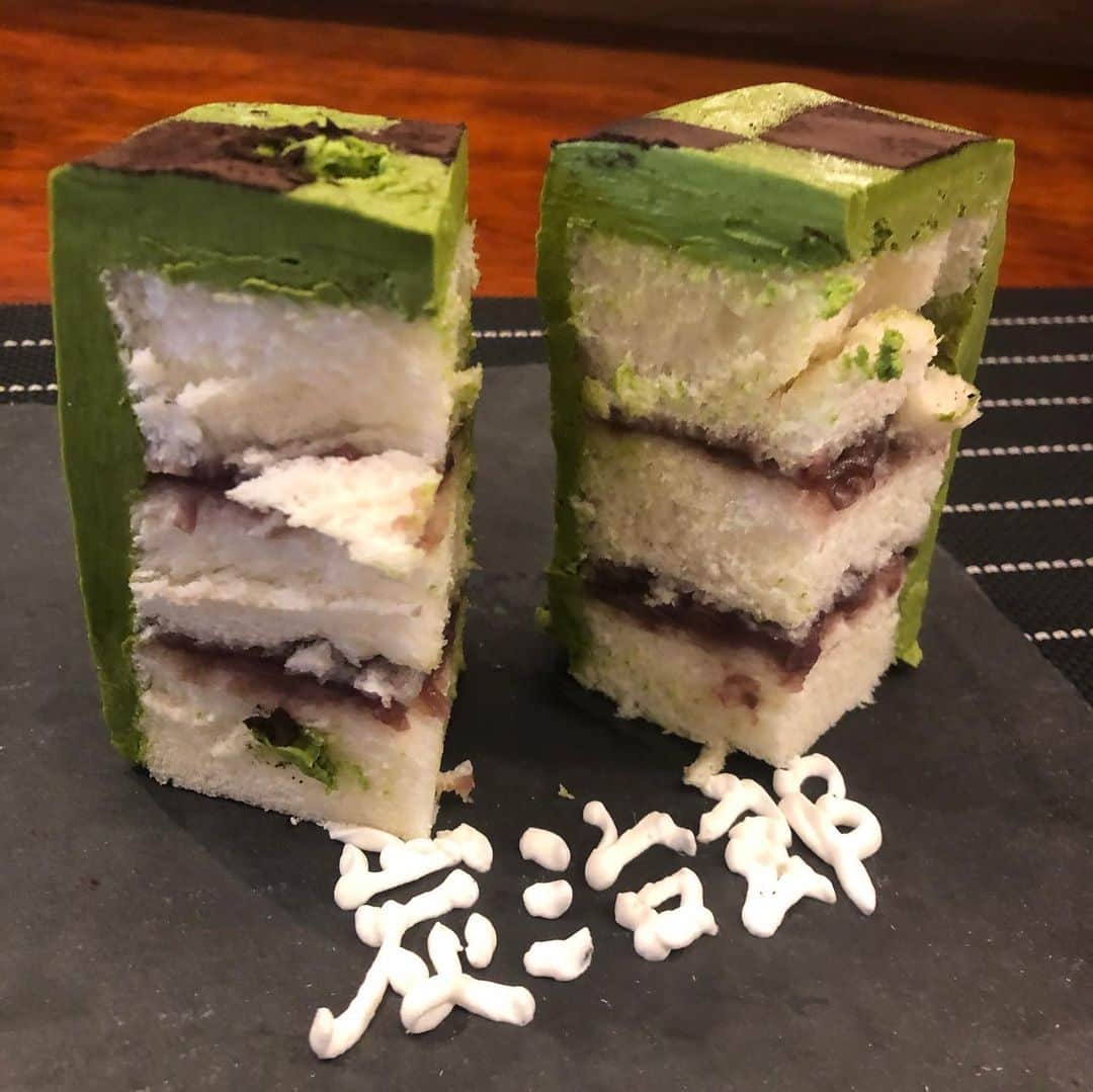 MOEKAさんのインスタグラム写真 - (MOEKAInstagram)「𓊆coffee&toast𓊇 in⥲三軒茶屋  𓊗抹茶バタークリームパン ¥1500  " バターの呼吸，抹茶の型  カロリー爆弾　"  美味し過ぎて透き通る世界へと… ・ ------------❁𝚁𝚎𝚙𝚘𝚛𝚝❁---------- ・ はい…！またまた、私の愛してやまない @coffeetoast2 さん @mmm00620 ちゃんとの巡りの最初の1軒目！ (そろそろcoffee&toast系インスタグラマーになりそう) ・ 私の師匠である @mgmgbutter3 の追っかけーー！ (いつも的確すぎるコメントとどタイプ過ぎる写真の撮り方が大好きです)(いきなりの告白) ・ なんとコーヒー＆トーストさんでほぼ「炭治郎パン」(?) が出たということでこれは行かねば…っと焦って死にものぐるいで三軒茶屋に向かった◎ ・ 本当に毎回私のわがままを聞いて下さり"炭治郎"と 文字入れをお願いさせて頂いきました…。 (うさもぐさんの真似っ子) マスターと店員のお姉さんには感謝しかありません🥺 ・ まずビジュアル…綺麗な発色の抹茶バタークリームと ココアパウダーそしてフォルムがしっかりしてて倒れそうに見えるけど意外と頑丈なんだよねこれが◎ ・ ------------❁𝙴𝚊𝚝❁------------ ・ いざ実食…🍴 おおおおっ！？えっ！美味し過ぎる~！！！ これは私が食べて1番美味しかった おしるこパンといい勝負！！(Ｎｏ1はどの子に!?) ・ 抹茶が結構濃くてしっとり濃厚でも重すぎない バタークリームとありえないくらいの滑らかさで想像以上！とにかく抹茶×バタークリーム美味しすぎるー！ 抹茶の渋さがあって濃いから甘ったるく なりすぎなくてバランス神◎ ・ そこにパンの密度しっかりな感じと甘いあんこが 口で混ざりあってまるで"無限列車編"のような熾烈な戦い…(訳:美味しすぎるってこと)😇 ・ っていうかワンカットでかなりくる…笑  見た目はそこまで大きくないんだけど やっぱりバターの塊の力はレベチ過ぎる…。 ・ 個人的に 抹茶＞黒＞白の順番でこの バタークリームパンは好きだったかなぁ◎ にしても抹茶バタークリーム美味し過ぎて もう1回食べたいなぁ~(泣) ・ ➦𝚙.𝚜:毎度毎度お姉さんの字が綺麗過ぎてびっくり… 9回目の来店だから年内にあともう1回行きたーい◎ ・ ❏-------------𝚜𝚑𝚘𝚙 𝚒𝚗𝚏𝚘 ﻿------------❑  📍東京都世田谷区三軒茶屋1-5-16  🍽営業時間⥲10:00〜14:00 🛌定休日⥲不定期(詳しくは @coffeetoast2 ) 🚉最寄駅⥲三軒茶屋駅  ・ ・ ・ #抹茶スイーツ  #抹茶  #炭治郎  #コーヒーアンドトースト  #三軒茶屋グルメ  #鬼滅の刃」12月19日 18時20分 - mogmog_moeka_mogmoe