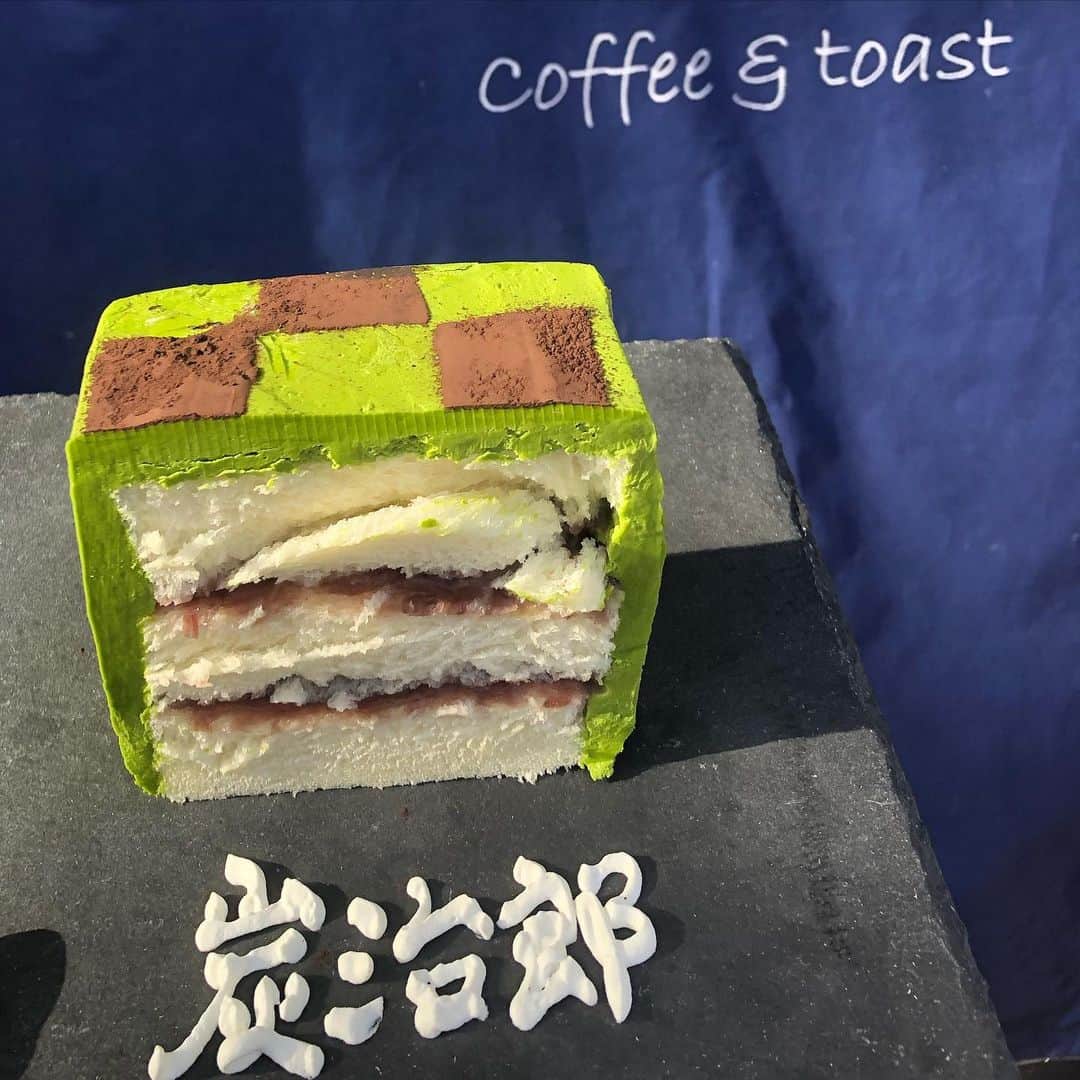 MOEKAさんのインスタグラム写真 - (MOEKAInstagram)「𓊆coffee&toast𓊇 in⥲三軒茶屋  𓊗抹茶バタークリームパン ¥1500  " バターの呼吸，抹茶の型  カロリー爆弾　"  美味し過ぎて透き通る世界へと… ・ ------------❁𝚁𝚎𝚙𝚘𝚛𝚝❁---------- ・ はい…！またまた、私の愛してやまない @coffeetoast2 さん @mmm00620 ちゃんとの巡りの最初の1軒目！ (そろそろcoffee&toast系インスタグラマーになりそう) ・ 私の師匠である @mgmgbutter3 の追っかけーー！ (いつも的確すぎるコメントとどタイプ過ぎる写真の撮り方が大好きです)(いきなりの告白) ・ なんとコーヒー＆トーストさんでほぼ「炭治郎パン」(?) が出たということでこれは行かねば…っと焦って死にものぐるいで三軒茶屋に向かった◎ ・ 本当に毎回私のわがままを聞いて下さり"炭治郎"と 文字入れをお願いさせて頂いきました…。 (うさもぐさんの真似っ子) マスターと店員のお姉さんには感謝しかありません🥺 ・ まずビジュアル…綺麗な発色の抹茶バタークリームと ココアパウダーそしてフォルムがしっかりしてて倒れそうに見えるけど意外と頑丈なんだよねこれが◎ ・ ------------❁𝙴𝚊𝚝❁------------ ・ いざ実食…🍴 おおおおっ！？えっ！美味し過ぎる~！！！ これは私が食べて1番美味しかった おしるこパンといい勝負！！(Ｎｏ1はどの子に!?) ・ 抹茶が結構濃くてしっとり濃厚でも重すぎない バタークリームとありえないくらいの滑らかさで想像以上！とにかく抹茶×バタークリーム美味しすぎるー！ 抹茶の渋さがあって濃いから甘ったるく なりすぎなくてバランス神◎ ・ そこにパンの密度しっかりな感じと甘いあんこが 口で混ざりあってまるで"無限列車編"のような熾烈な戦い…(訳:美味しすぎるってこと)😇 ・ っていうかワンカットでかなりくる…笑  見た目はそこまで大きくないんだけど やっぱりバターの塊の力はレベチ過ぎる…。 ・ 個人的に 抹茶＞黒＞白の順番でこの バタークリームパンは好きだったかなぁ◎ にしても抹茶バタークリーム美味し過ぎて もう1回食べたいなぁ~(泣) ・ ➦𝚙.𝚜:毎度毎度お姉さんの字が綺麗過ぎてびっくり… 9回目の来店だから年内にあともう1回行きたーい◎ ・ ❏-------------𝚜𝚑𝚘𝚙 𝚒𝚗𝚏𝚘 ﻿------------❑  📍東京都世田谷区三軒茶屋1-5-16  🍽営業時間⥲10:00〜14:00 🛌定休日⥲不定期(詳しくは @coffeetoast2 ) 🚉最寄駅⥲三軒茶屋駅  ・ ・ ・ #抹茶スイーツ  #抹茶  #炭治郎  #コーヒーアンドトースト  #三軒茶屋グルメ  #鬼滅の刃」12月19日 18時20分 - mogmog_moeka_mogmoe