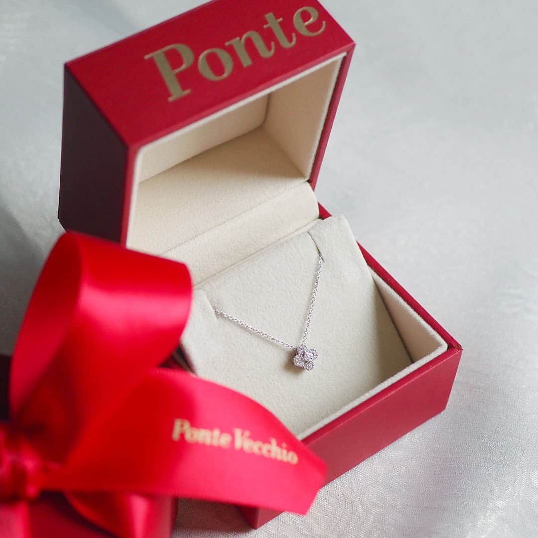 pontevecchioさんのインスタグラム写真 - (pontevecchioInstagram)「. クリスマスまであと5日ですね。 店頭でもオンラインショップでも、ホリデーギフトとして人気のネックレス「Armonia（アルモニア）」。上質なプラチナジュエリーは、想いを込めたギフトに最適です。 . 幸運の象徴である四つ葉のクローバーモチーフ。 シーンを問わずお使いいただけるデザインは、ファーストジュエリーにもぴったりです。 . 【商品詳細】 ※数量限定スペシャルジュエリー ※数量限定スペシャルボックスでお包みいたします ■素材　Pt999/Pt850 ダイヤモンド ■品番　GL20C1N001WDM9 . ※店舗の営業日、営業時間が変更になっている可能性がございます。ご確認の上ご来店くださいませ。 ※ご来店の際は店頭まで在庫状況をお問い合わせくださいませ。 . #ポンテヴェキオ#ジュエリー#アクセサリー#ネックレス#プラチナ#ダイヤモンド#自分にご褒美#クリスマスプレゼント#プレゼント#pontevecchio#necklace」12月19日 18時14分 - pontevecchio_jp