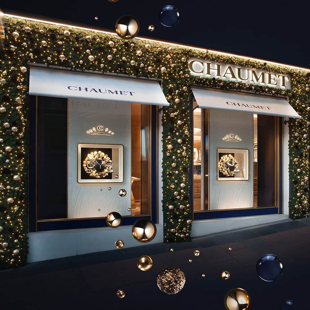 Chaumetさんのインスタグラム写真 - (ChaumetInstagram)「Still looking for the perfect gift? Our Chaumet boutiques welcome you all weekend long. Come and discover our meaningful and precious Chaumet presents. Can’t get to our boutiques? Our Distance Selling Service delivers worldwide. Order your Chaumet gift from home via the link in bio. #Chaumet #ChaumetSeason #ChaumetSymbols #ChaumetWishlist」12月19日 18時15分 - chaumetofficial