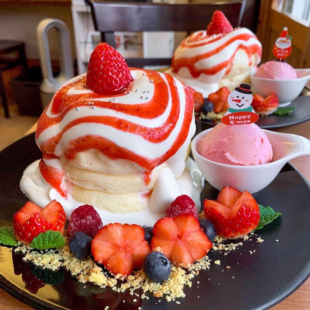 あゆまっくすさんのインスタグラム写真 - (あゆまっくすInstagram)「﻿ ﻿ ◆ラストクリスマス　2,000円(税込)﻿ ﻿ ﻿ 茶香の12月限定パンケーキ！﻿ ﻿ 現店舗でのラストクリスマスパンケーキは﻿ 練乳入りの生クリーム＆いちごをたっぷり使った﻿ スペシャルなひと皿。﻿ ﻿ ふわふわなパンケーキにいちごの甘酸っぱさ、﻿ 練乳クリームのミルキーさが合わさって﻿ 至福のおいしさ😭💕💕💕﻿ ﻿ 添えられたとちおとめアイス、いちごソースも﻿ 自然な甘さと酸味が感じられて一体感ばっちりでした。﻿ ﻿ 現店舗での営業は2021年1月17日(日)まで。﻿ 2月中旬新店舗がグランドオープンです！﻿ 地図載せてるのでチェックしてみて🙋🙋‍♂️﻿ ﻿ ﻿ 提供期間: 2020年12月限定(年末は12/27(日)までの営業)﻿ 訪問店舗: 茶香(北千住駅から徒歩約7分)﻿ ﻿ ﻿ ‎⋆ ･‎⋆ ･‎⋆ ･‎⋆」12月19日 18時16分 - ayumax666