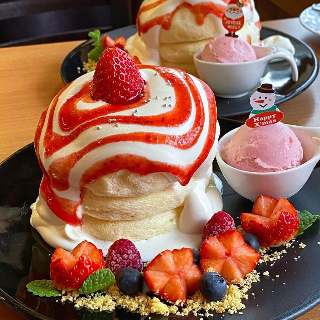 あゆまっくすさんのインスタグラム写真 - (あゆまっくすInstagram)「﻿ ﻿ ◆ラストクリスマス　2,000円(税込)﻿ ﻿ ﻿ 茶香の12月限定パンケーキ！﻿ ﻿ 現店舗でのラストクリスマスパンケーキは﻿ 練乳入りの生クリーム＆いちごをたっぷり使った﻿ スペシャルなひと皿。﻿ ﻿ ふわふわなパンケーキにいちごの甘酸っぱさ、﻿ 練乳クリームのミルキーさが合わさって﻿ 至福のおいしさ😭💕💕💕﻿ ﻿ 添えられたとちおとめアイス、いちごソースも﻿ 自然な甘さと酸味が感じられて一体感ばっちりでした。﻿ ﻿ 現店舗での営業は2021年1月17日(日)まで。﻿ 2月中旬新店舗がグランドオープンです！﻿ 地図載せてるのでチェックしてみて🙋🙋‍♂️﻿ ﻿ ﻿ 提供期間: 2020年12月限定(年末は12/27(日)までの営業)﻿ 訪問店舗: 茶香(北千住駅から徒歩約7分)﻿ ﻿ ﻿ ‎⋆ ･‎⋆ ･‎⋆ ･‎⋆」12月19日 18時16分 - ayumax666