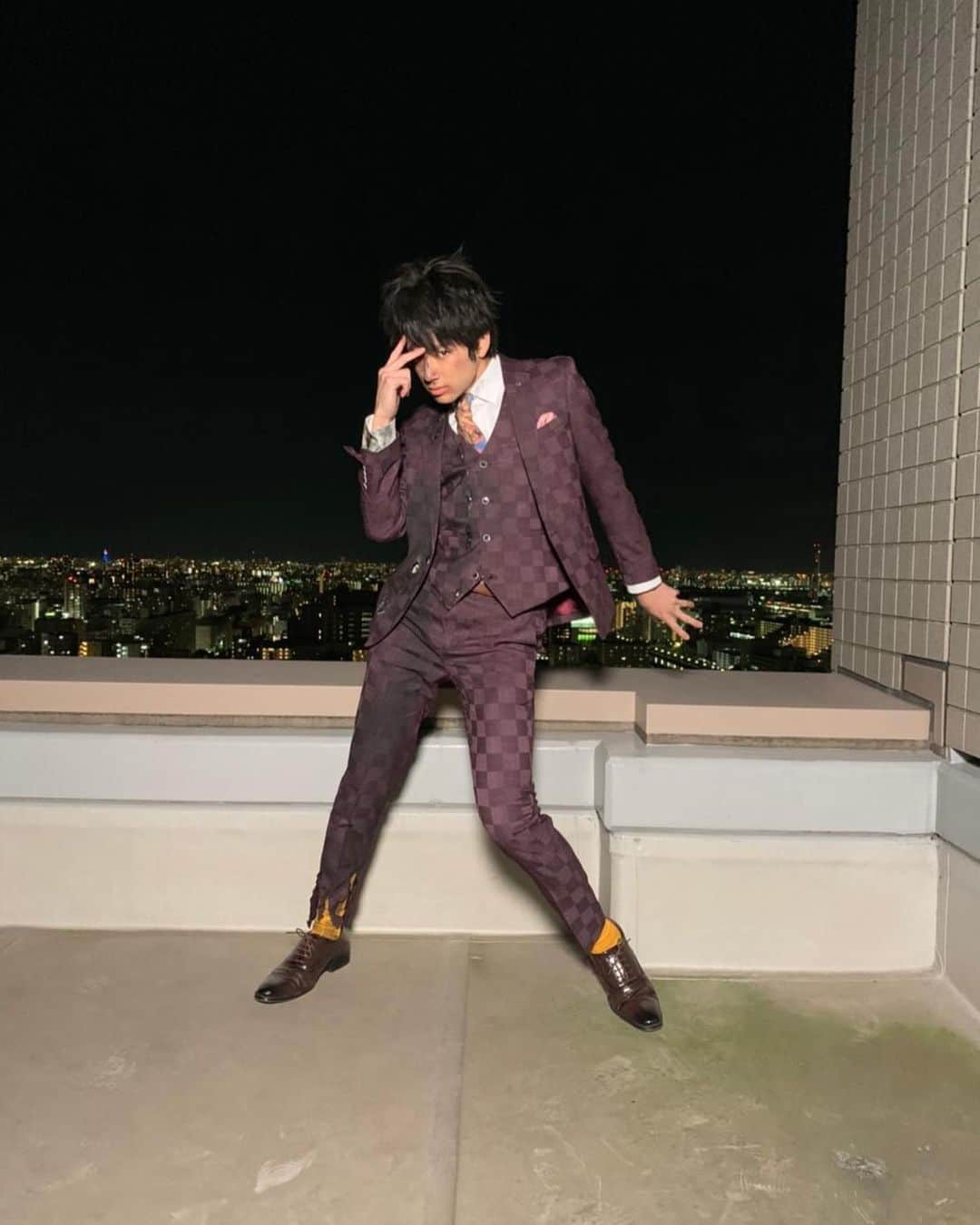 『先生を消す方程式。』テレビ朝日公式さんのインスタグラム写真 - (『先生を消す方程式。』テレビ朝日公式Instagram)「【撮影合間。】  　／ ／ #先生を消す方程式。 最終回放送まで #あと5時間 ＼ 　＼  独特なポーズを決めているのは 頼田朝日 役 #山田裕貴 さん🕺  「うずくな〜」が口癖の朝日ですが、 ポーズも編み出したのでしょうか？  スーツがボロボロなのも気になります。 真相は今夜。  #せんけす #今夜11時」12月19日 18時16分 - senkesu5